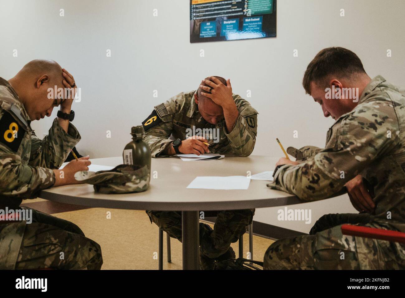 Les soldats américains participant à la compétition de la meilleure armée de terre font un examen écrit sur fort Bragg, en Caroline du Nord, le 29 septembre 2022. La compétition Army Best Squad teste les soldats sur leur capacité individuelle et collective à s'adapter et à surmonter des scénarios difficiles et des événements de préparation au combat qui testent leur endurance physique, leurs compétences techniques et leurs capacités tactiques sous le stress et la fatigue extrême. Banque D'Images