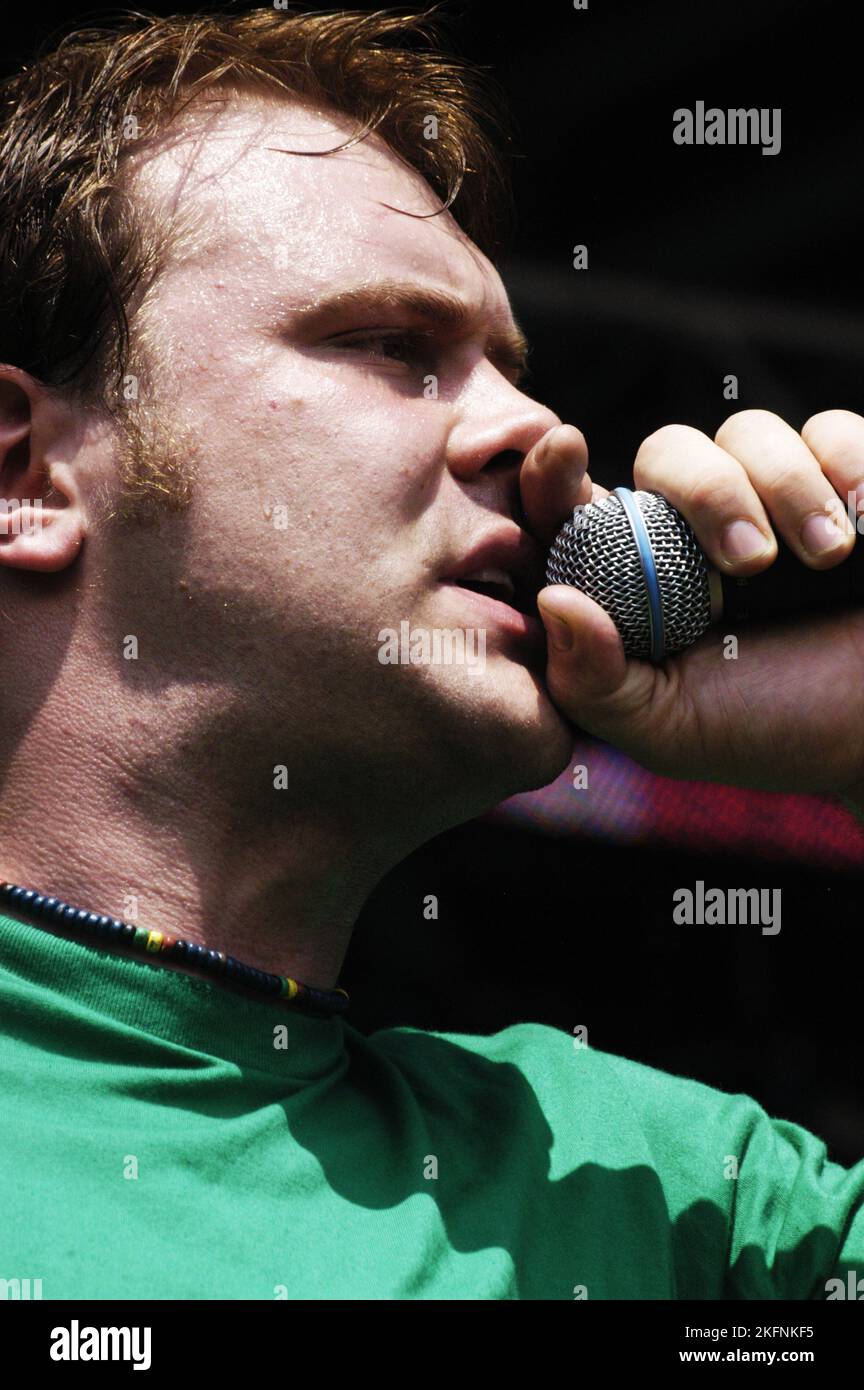 DANIEL BEDINGFIELD, CONCERT, 2005 : Daniel Bedingfield au Red Dragon Party in the Park à Cardiff, pays de Galles, Royaume-Uni le 19 juin 2005. Photographie : ROB WATKINS. INFO : Daniel Bedingfield, un auteur-compositeur-interprète britannique et néo-zélandais, a gagné en importance au début des années 2000 avec des tubes pop contagieux comme 'Gotta Get Thru This'. Connu pour sa voix émouvante et ses performances dynamiques, la musique de Bedingfield continue de captiver le public avec ses mélodies accrocheuses et ses paroles sincères. Banque D'Images