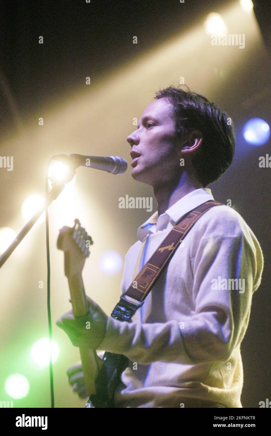 YAN SCOTT WILKINSON, BRITISH SEA POWER, 2003 : un jeune chanteur de BRITISH SEA POWER Yan Scott Wilkinson qui soutient The Strokes à Cardiff International Arena, le 3 décembre 2003. Photographie : ROB WATKINS. INFO : British Sea Power, un groupe de rock indépendant anglais, captive le public avec son éclectique et ses performances live énergiques. Des albums comme 'The Decline of British Sea Power' et 'Do You Like Rock Music?' présentez leurs crochets mélodiques et leurs paroles imaginatives. Le 9 août 2021, le groupe change de nom pour SEA POWER. Banque D'Images