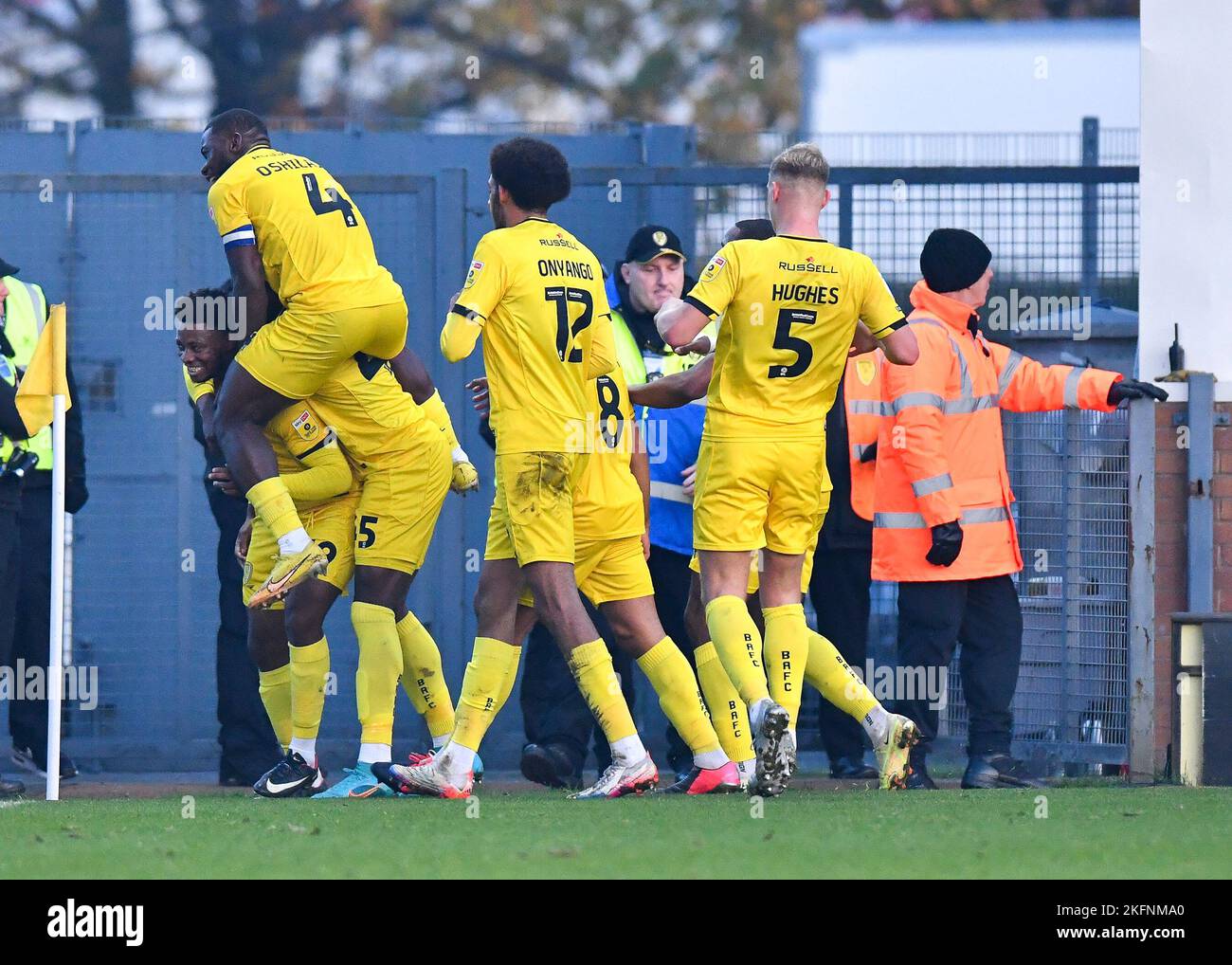 BUT Burton Albion joueurs y compris Burton Albion défenseur Adedeji Oshilaja (4) célèbre un but de Burton Albion milieu de terrain Bobby Kamwa (39) pour le faire 1-0 pendant le match Sky Bet League 1 Burton Albion vs Plymouth Argyle au stade Pirelli, Burton Upon Trent, Royaume-Uni, 19th novembre 2022 (Photo de Stanley Kasala/News Images) Banque D'Images