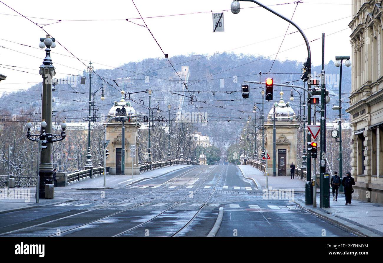 Prague, République tchèque. 19th novembre 2022. Cette photo montre le pont enneigé de la légion à Prague, en République tchèque, le 19 novembre 2022. Crédit: Dana Kesnerova/Xinhua/Alamy Live News Banque D'Images
