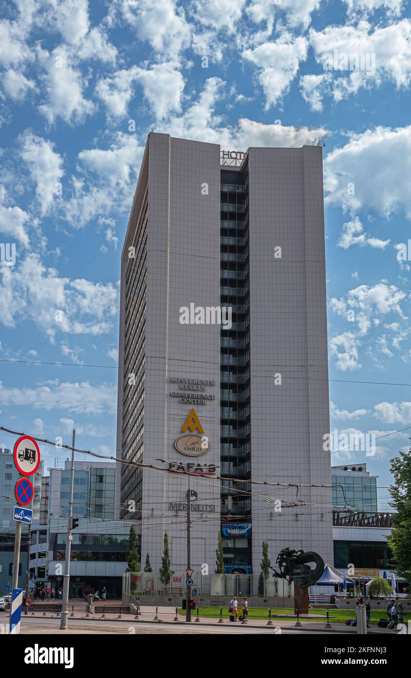 Estonie, Tallinn - 21 juillet 2022: Grand bâtiment moderne abritant différentes entreprises, Hôtel Viru, et le centre de conférence sous bleu ciel nuageux le long Banque D'Images