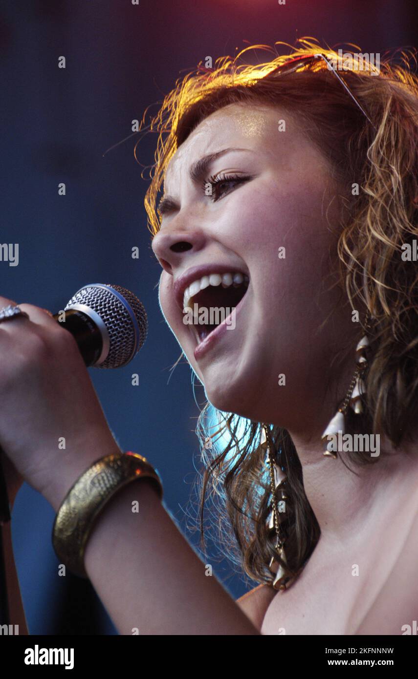 CHARLOTTE CHURCH, LANCEMENT DE LA CARRIÈRE POP, 2005 : Charlotte Church lance sa carrière pop live au Red Dragon Party in the Park à Cardiff, pays de Galles, 20 juin 2005. Photographie : ROB WATKINS. INFO : Charlotte Church, une chanteuse et actrice galloise, a atteint la célébrité en tant qu'artiste crossover classique dans sa jeunesse. Connue pour sa voix angélique, elle est passée à la pop et a sorti des albums comme «tissus et problèmes», mettant en valeur sa polyvalence. La carrière de Church couvre la musique, la télévision et le cinéma, reflétant ses talents divers. Banque D'Images