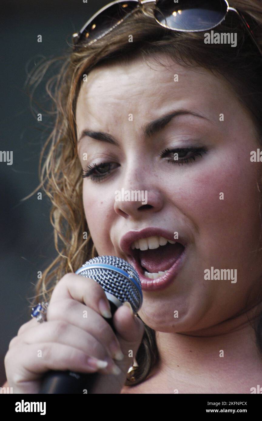 CHARLOTTE CHURCH, LANCEMENT DE LA CARRIÈRE POP, 2005 : Charlotte Church lance sa carrière pop live au Red Dragon Party in the Park à Cardiff, pays de Galles, 20 juin 2005. Photographie : ROB WATKINS. INFO : Charlotte Church, une chanteuse et actrice galloise, a atteint la célébrité en tant qu'artiste crossover classique dans sa jeunesse. Connue pour sa voix angélique, elle est passée à la pop et a sorti des albums comme «tissus et problèmes», mettant en valeur sa polyvalence. La carrière de Church couvre la musique, la télévision et le cinéma, reflétant ses talents divers. Banque D'Images