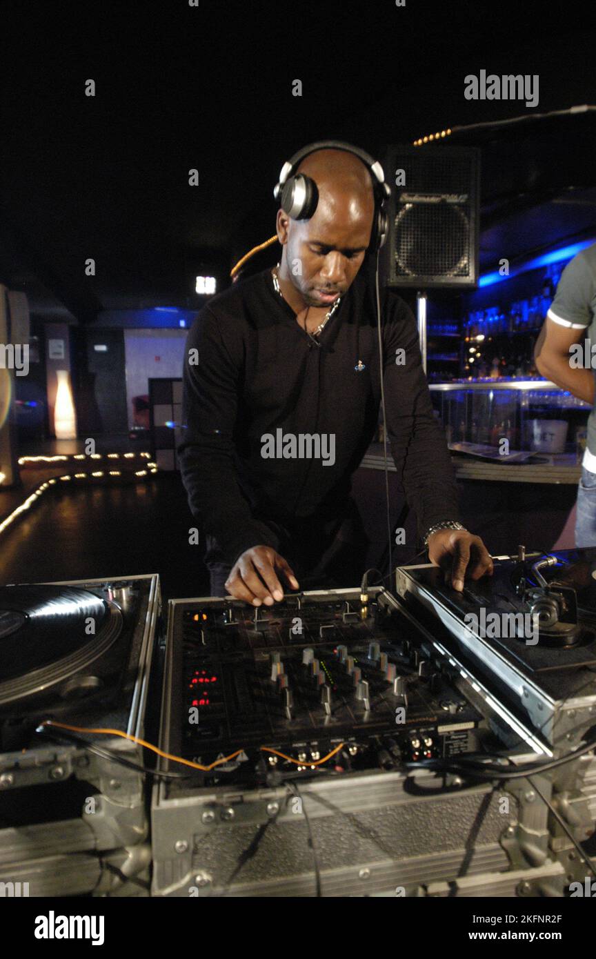 DJ SPOONY, JEUNE, DECKS, MIXEUR : DJ Spoony de BBC Radio One joue une musique de garage au 10 Club de Cardiff, pays de Galles, Royaume-Uni le 23 septembre 2004. Photographie : ROB WATKINS. INFO : DJ Spoony, DJ britannique et présentateur de radio, est un pionnier de la scène du garage britannique. Son émission de radio influente et ses DJ sets ont façonné le genre, lui valant la reconnaissance comme l'une de ses figures les plus importantes. Banque D'Images