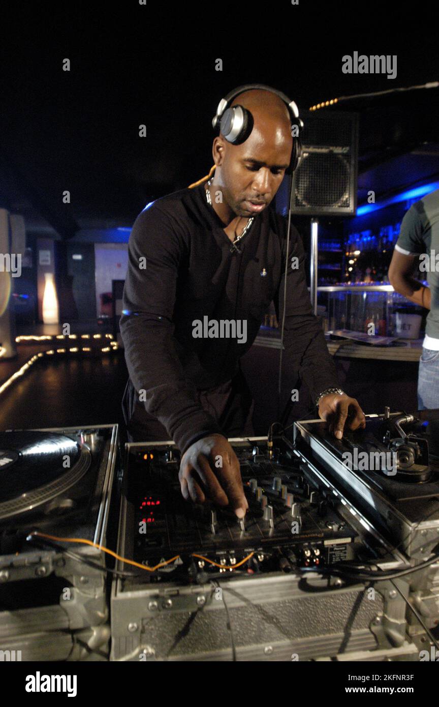 DJ SPOONY, JEUNE, DECKS, MIXEUR : DJ Spoony de BBC Radio One joue une musique de garage au 10 Club de Cardiff, pays de Galles, Royaume-Uni le 23 septembre 2004. Photographie : ROB WATKINS. INFO : DJ Spoony, DJ britannique et présentateur de radio, est un pionnier de la scène du garage britannique. Son émission de radio influente et ses DJ sets ont façonné le genre, lui valant la reconnaissance comme l'une de ses figures les plus importantes. Banque D'Images