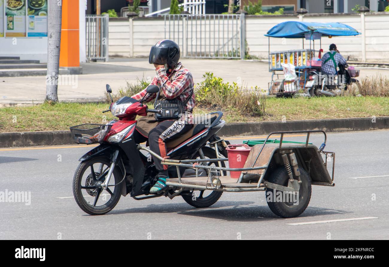 RATCHABURI, THAÏLANDE, NOVEMBRE 16 2022, Un homme conduit une moto avec un side-car Banque D'Images