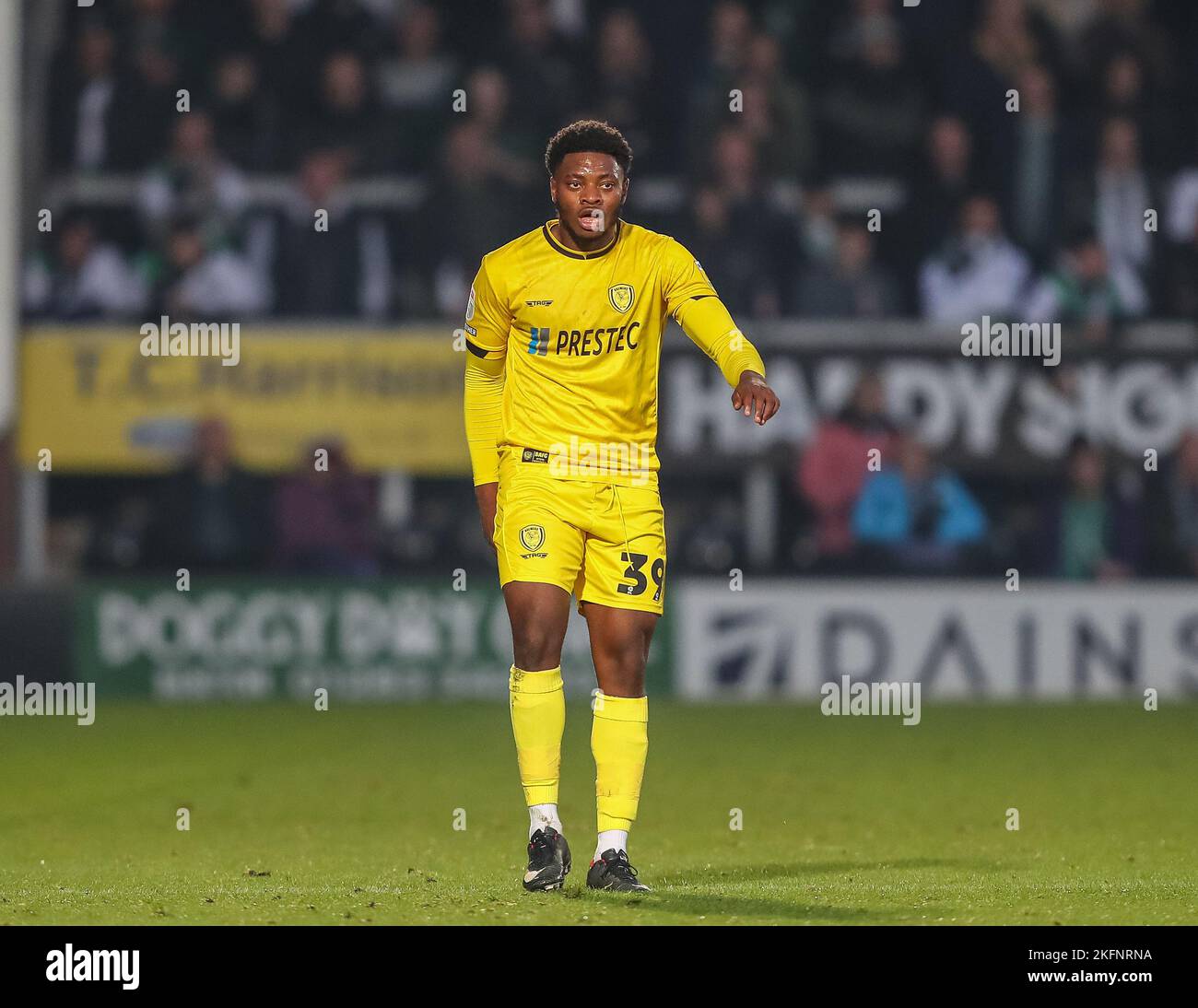 Bobby Kamwa #39 de Burton Albion pendant le match Sky Bet League 1 Burton Albion vs Plymouth Argyle au stade Pirelli, Burton Upon Trent, Royaume-Uni, 19th novembre 2022 (photo de Gareth Evans/News Images) Banque D'Images