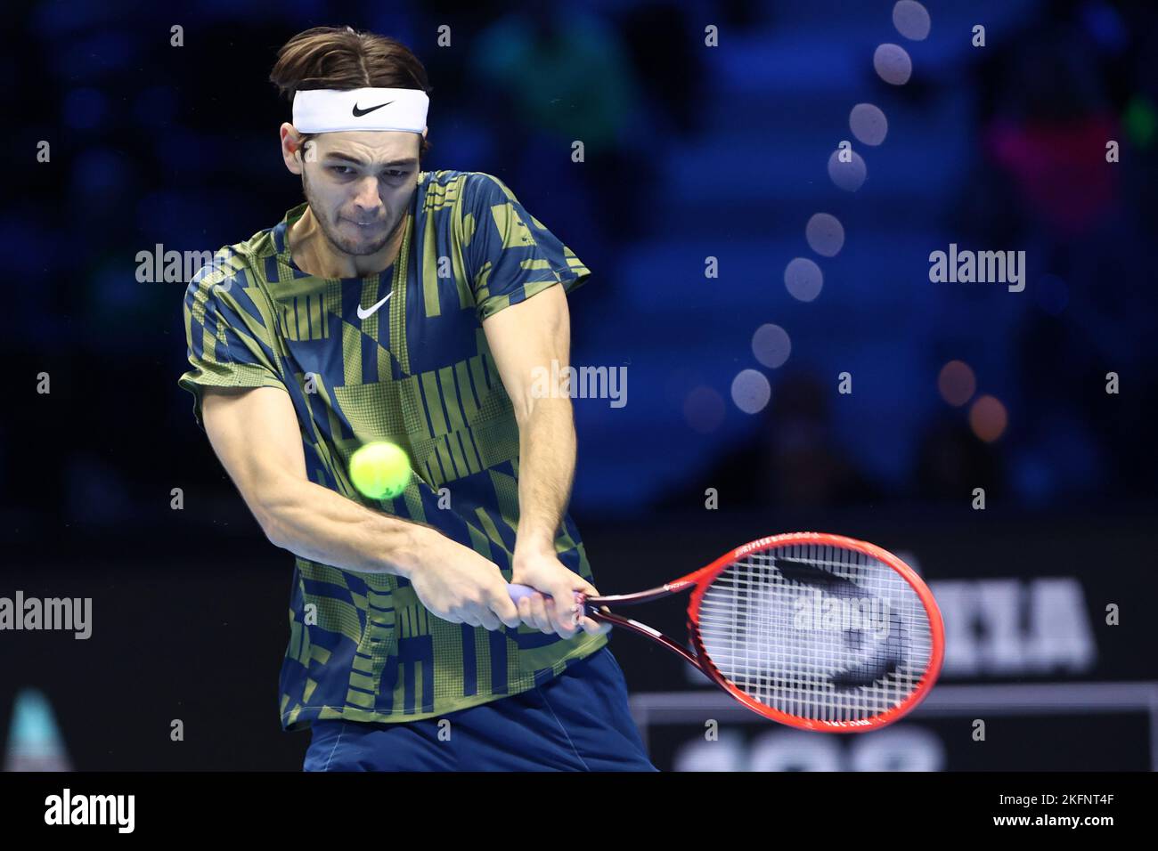Taylor Fritz des Etats-Unis contrôle le ballon lors de la demi-finale rencontre de célibataires entre Novak Djokovic de Serbie et Taylor Fritz des Etats-Unis le septième jour des finales du Tour mondial de l'ATP de Nitto à Pala Alpitour sur 19 novembre 2022 à Turin, Italie Banque D'Images Taylor Fritz des Etats-Unis contrôle le ballon lors de la demi-finale rencontre de célibataires entre Novak Djokovic de Serbie et Taylor Fritz des Etats-Unis le septième jour des finales du Tour mondial de l'ATP de Nitto à Pala Alpitour sur 19 novembre 2022 à Turin, Italie Banque D'Images