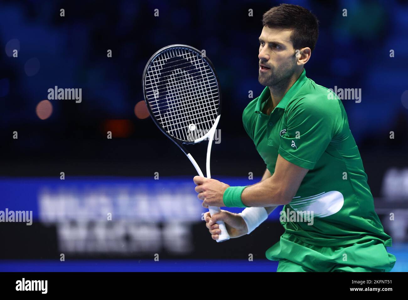 Novak Djokovic de Serbie regarde pendant le match semi-final des célibataires entre Novak Djokovic de Serbie et Taylor Fritz des Etats-Unis le septième jour des finales du Tour mondial de l'ATP de Nitto à Pala Alpitour sur 19 novembre 2022 à Turin, Italie Banque D'Images Novak Djokovic de Serbie regarde pendant le match semi-final des célibataires entre Novak Djokovic de Serbie et Taylor Fritz des Etats-Unis le septième jour des finales du Tour mondial de l'ATP de Nitto à Pala Alpitour sur 19 novembre 2022 à Turin, Italie Banque D'Images
