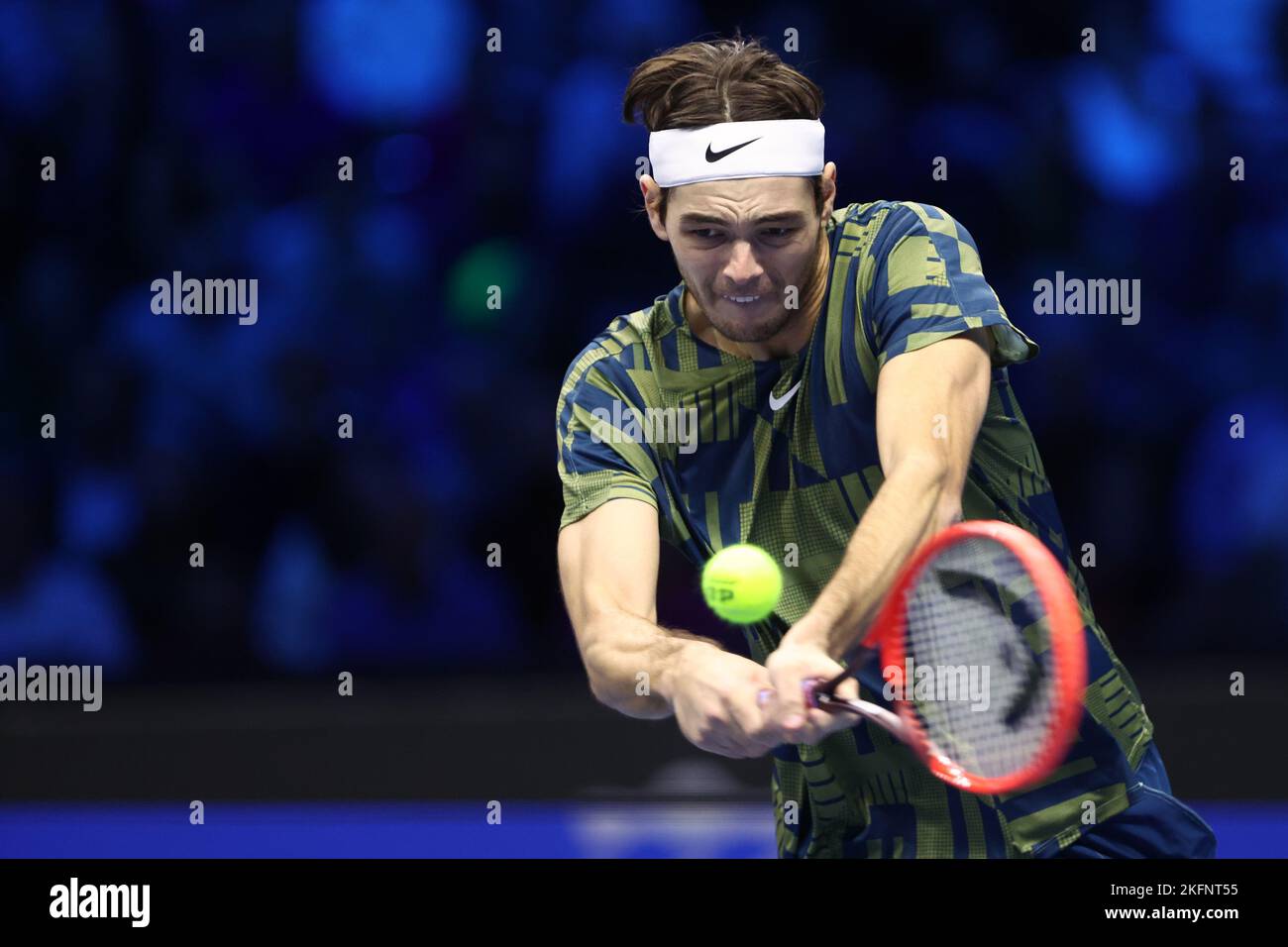 Taylor Fritz des Etats-Unis contrôle le ballon lors de la demi-finale rencontre de célibataires entre Novak Djokovic de Serbie et Taylor Fritz des Etats-Unis le septième jour des finales du Tour mondial de l'ATP de Nitto à Pala Alpitour sur 19 novembre 2022 à Turin, Italie Banque D'Images Taylor Fritz des Etats-Unis contrôle le ballon lors de la demi-finale rencontre de célibataires entre Novak Djokovic de Serbie et Taylor Fritz des Etats-Unis le septième jour des finales du Tour mondial de l'ATP de Nitto à Pala Alpitour sur 19 novembre 2022 à Turin, Italie Banque D'Images