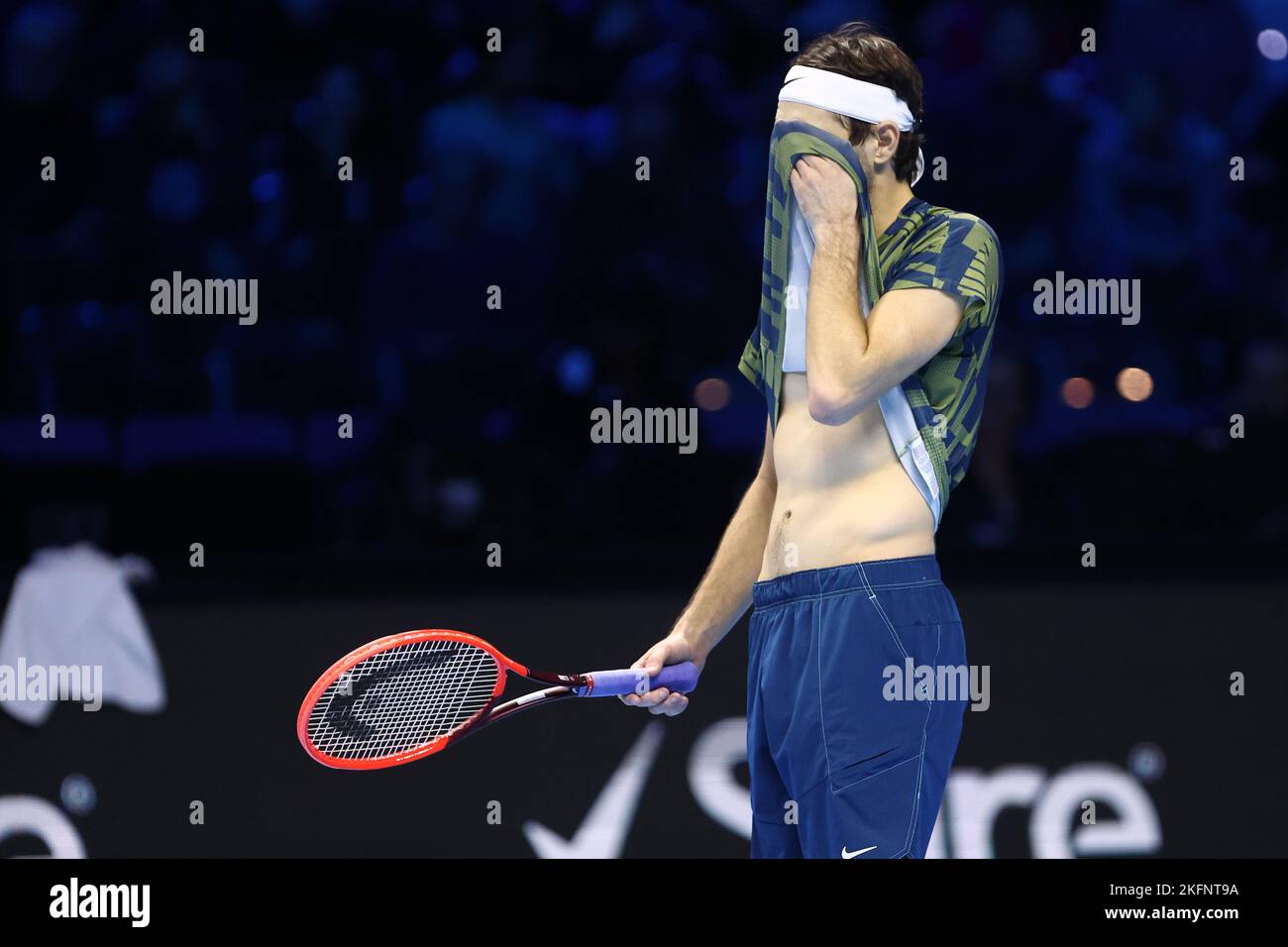 Taylor Fritz des États-Unis semble abattu lors de la demi-finale du match des célibataires entre Novak Djokovic de Serbie et Taylor Fritz des États-Unis le septième jour des finales du Tour mondial de l'ATP de Nitto à Pala Alpitour sur 19 novembre 2022 à Turin, Italie Banque D'Images Taylor Fritz des États-Unis semble abattu lors de la demi-finale du match des célibataires entre Novak Djokovic de Serbie et Taylor Fritz des États-Unis le septième jour des finales du Tour mondial de l'ATP de Nitto à Pala Alpitour sur 19 novembre 2022 à Turin, Italie Banque D'Images
