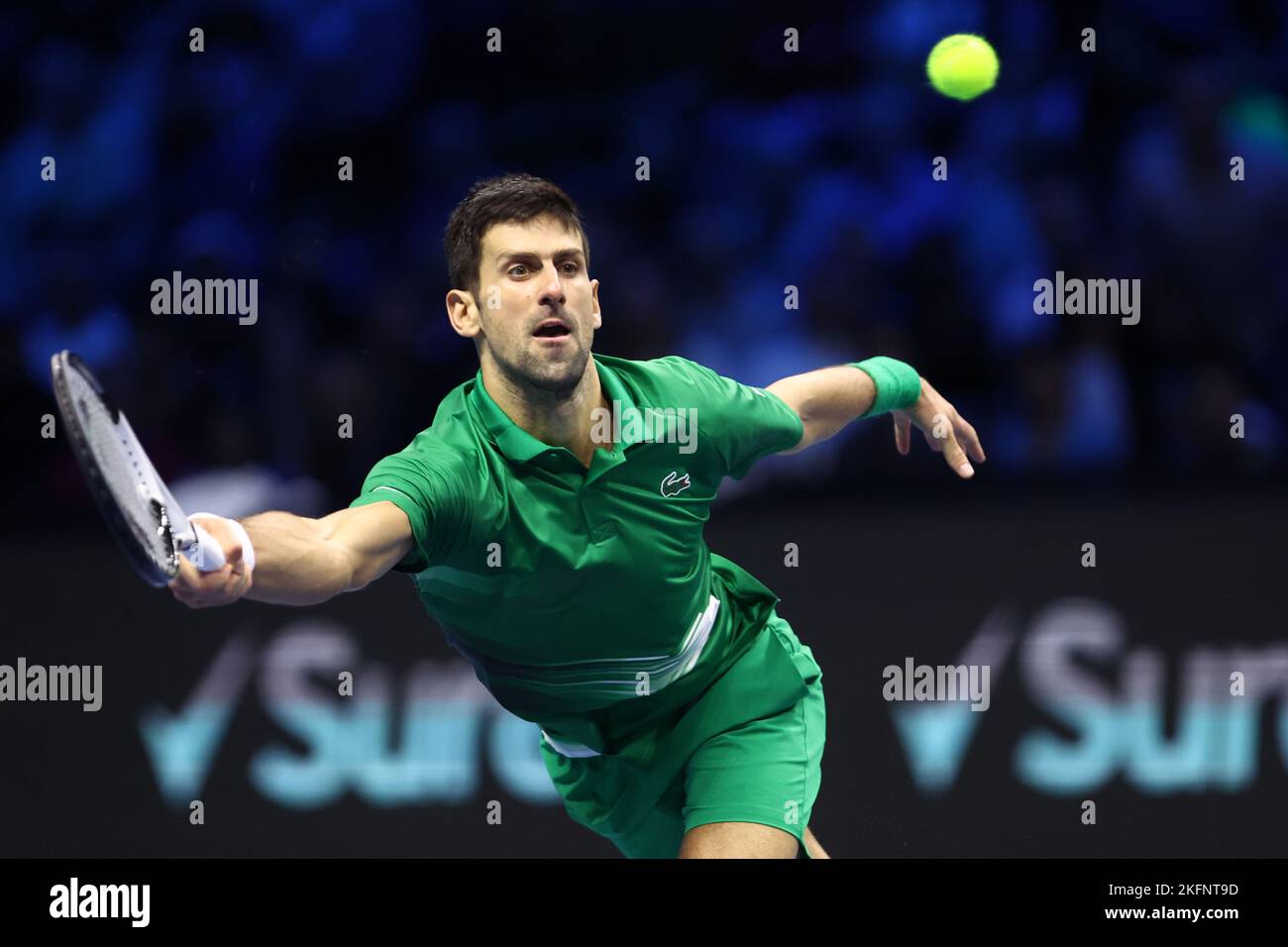Novak Djokovic de Serbie contrôle le ballon lors de la demi-finale rencontre de célibataires entre Novak Djokovic de Serbie et Taylor Fritz des Etats-Unis le septième jour des finales du Tour mondial de l'ATP de Nitto à Pala Alpitour sur 19 novembre 2022 à Turin, Italie Banque D'Images Novak Djokovic de Serbie contrôle le ballon lors de la demi-finale rencontre de célibataires entre Novak Djokovic de Serbie et Taylor Fritz des Etats-Unis le septième jour des finales du Tour mondial de l'ATP de Nitto à Pala Alpitour sur 19 novembre 2022 à Turin, Italie Banque D'Images