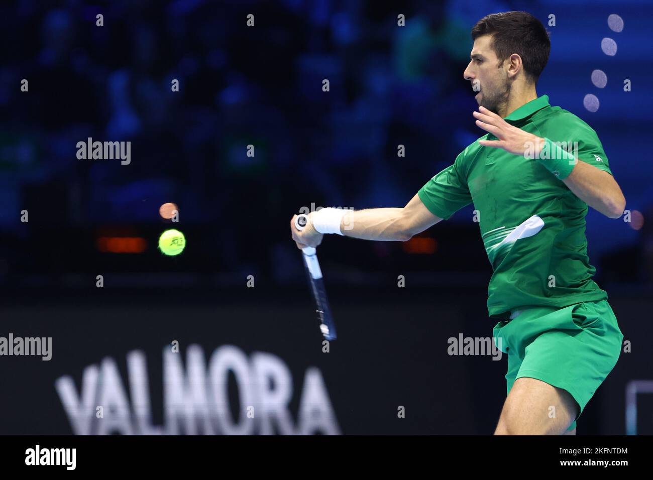 Novak Djokovic de Serbie contrôle le ballon lors de la demi-finale rencontre de célibataires entre Novak Djokovic de Serbie et Taylor Fritz des Etats-Unis le septième jour des finales du Tour mondial de l'ATP de Nitto à Pala Alpitour sur 19 novembre 2022 à Turin, Italie Banque D'Images Novak Djokovic de Serbie contrôle le ballon lors de la demi-finale rencontre de célibataires entre Novak Djokovic de Serbie et Taylor Fritz des Etats-Unis le septième jour des finales du Tour mondial de l'ATP de Nitto à Pala Alpitour sur 19 novembre 2022 à Turin, Italie Banque D'Images