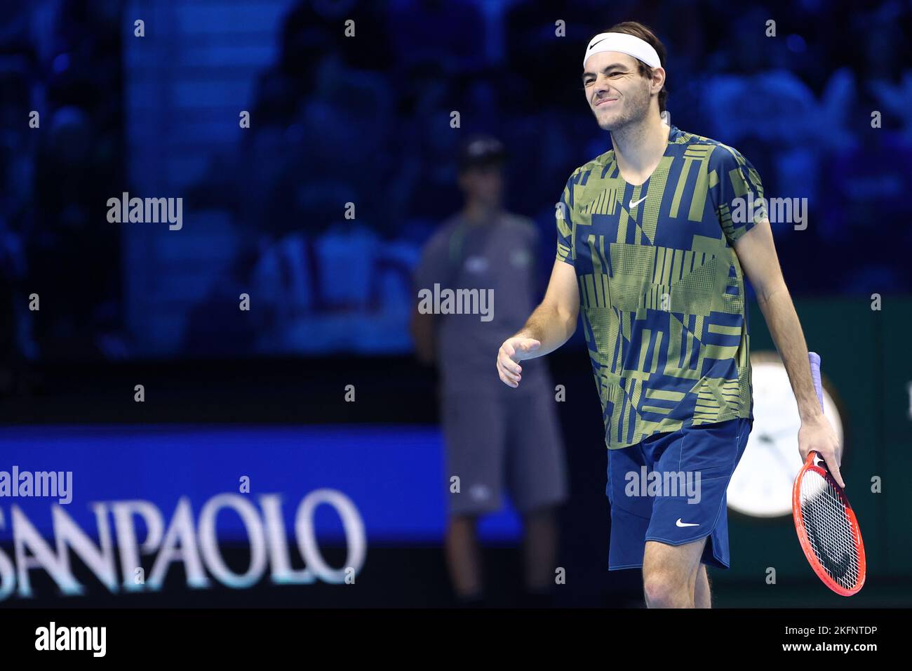 Taylor Fritz des États-Unis semble abattu lors de la demi-finale du match des célibataires entre Novak Djokovic de Serbie et Taylor Fritz des États-Unis le septième jour des finales du Tour mondial de l'ATP de Nitto à Pala Alpitour sur 19 novembre 2022 à Turin, Italie Banque D'Images Taylor Fritz des États-Unis semble abattu lors de la demi-finale du match des célibataires entre Novak Djokovic de Serbie et Taylor Fritz des États-Unis le septième jour des finales du Tour mondial de l'ATP de Nitto à Pala Alpitour sur 19 novembre 2022 à Turin, Italie Banque D'Images