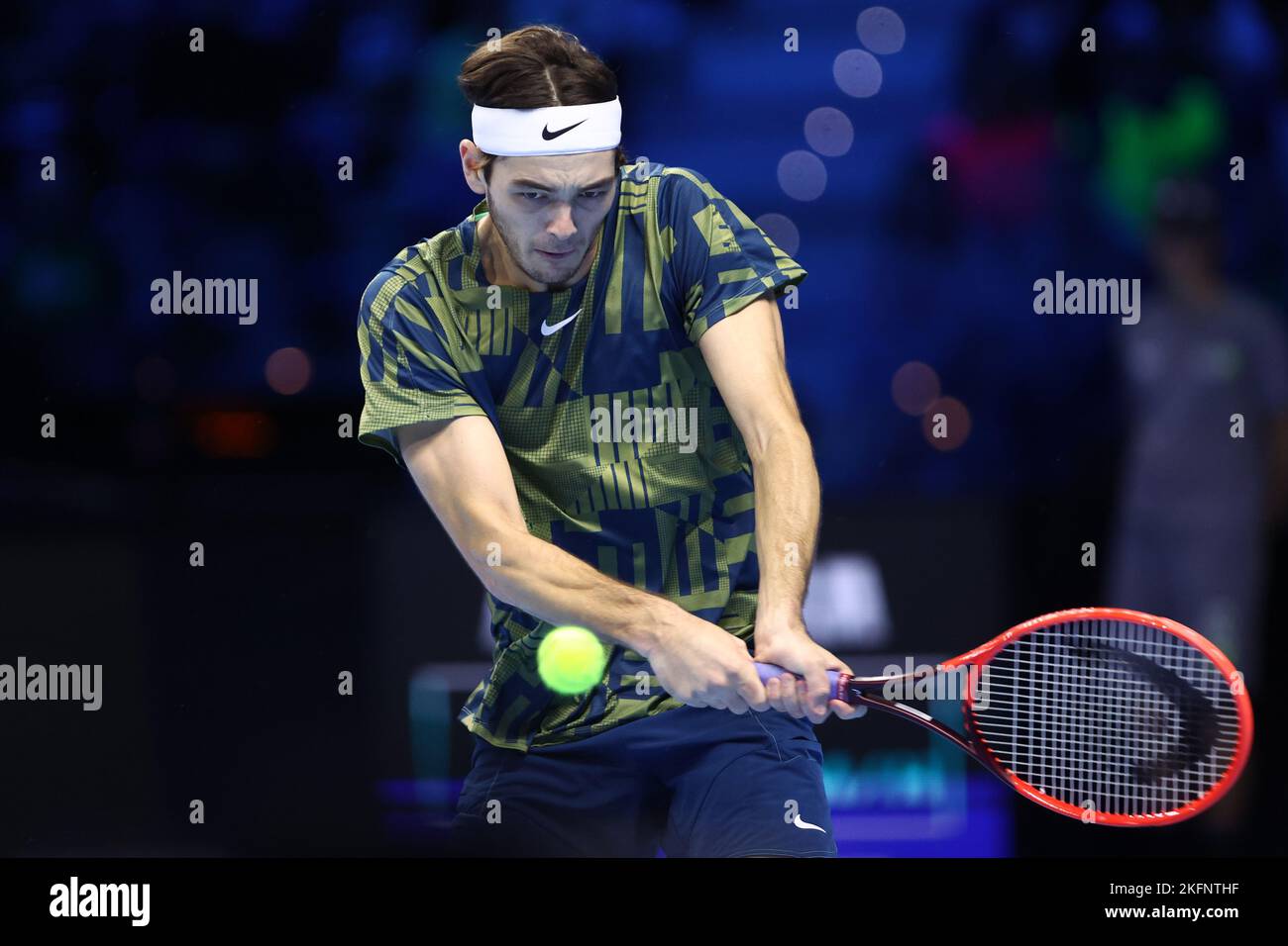 Taylor Fritz des Etats-Unis contrôle le ballon lors de la demi-finale rencontre de célibataires entre Novak Djokovic de Serbie et Taylor Fritz des Etats-Unis le septième jour des finales du Tour mondial de l'ATP de Nitto à Pala Alpitour sur 19 novembre 2022 à Turin, Italie Banque D'Images Taylor Fritz des Etats-Unis contrôle le ballon lors de la demi-finale rencontre de célibataires entre Novak Djokovic de Serbie et Taylor Fritz des Etats-Unis le septième jour des finales du Tour mondial de l'ATP de Nitto à Pala Alpitour sur 19 novembre 2022 à Turin, Italie Banque D'Images