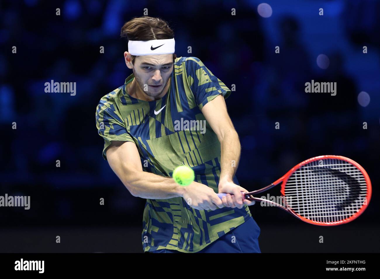Taylor Fritz des Etats-Unis contrôle le ballon lors de la demi-finale rencontre de célibataires entre Novak Djokovic de Serbie et Taylor Fritz des Etats-Unis le septième jour des finales du Tour mondial de l'ATP de Nitto à Pala Alpitour sur 19 novembre 2022 à Turin, Italie Banque D'Images Taylor Fritz des Etats-Unis contrôle le ballon lors de la demi-finale rencontre de célibataires entre Novak Djokovic de Serbie et Taylor Fritz des Etats-Unis le septième jour des finales du Tour mondial de l'ATP de Nitto à Pala Alpitour sur 19 novembre 2022 à Turin, Italie Banque D'Images