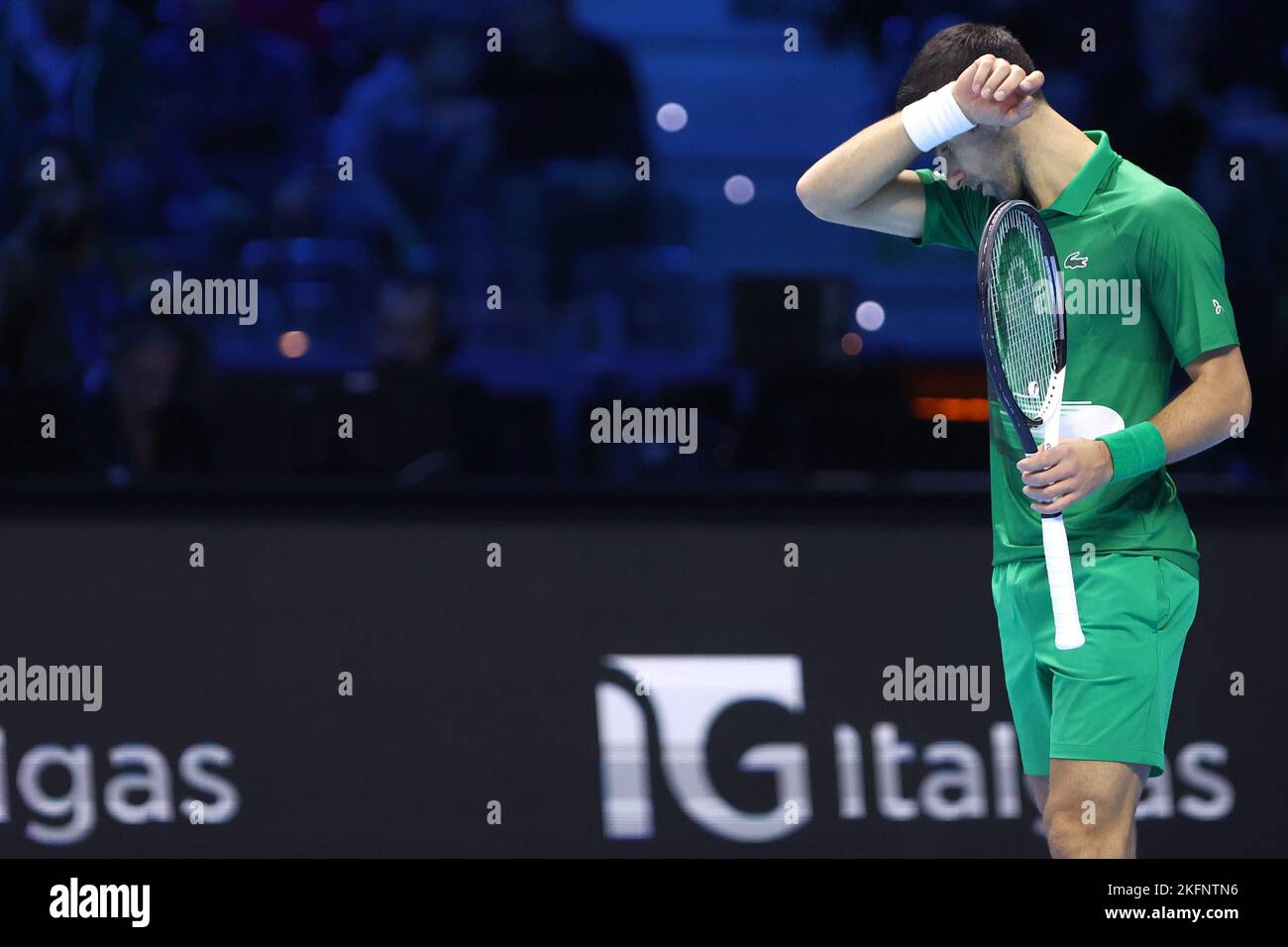 Novak Djokovic de Serbie semble abattu lors de la demi-finale rencontre de célibataires entre Novak Djokovic de Serbie et Taylor Fritz des Etats-Unis le septième jour des finales du Tour mondial de l'ATP de Nitto à Pala Alpitour sur 19 novembre 2022 à Turin, Italie Banque D'Images Novak Djokovic de Serbie semble abattu lors de la demi-finale rencontre de célibataires entre Novak Djokovic de Serbie et Taylor Fritz des Etats-Unis le septième jour des finales du Tour mondial de l'ATP de Nitto à Pala Alpitour sur 19 novembre 2022 à Turin, Italie Banque D'Images
