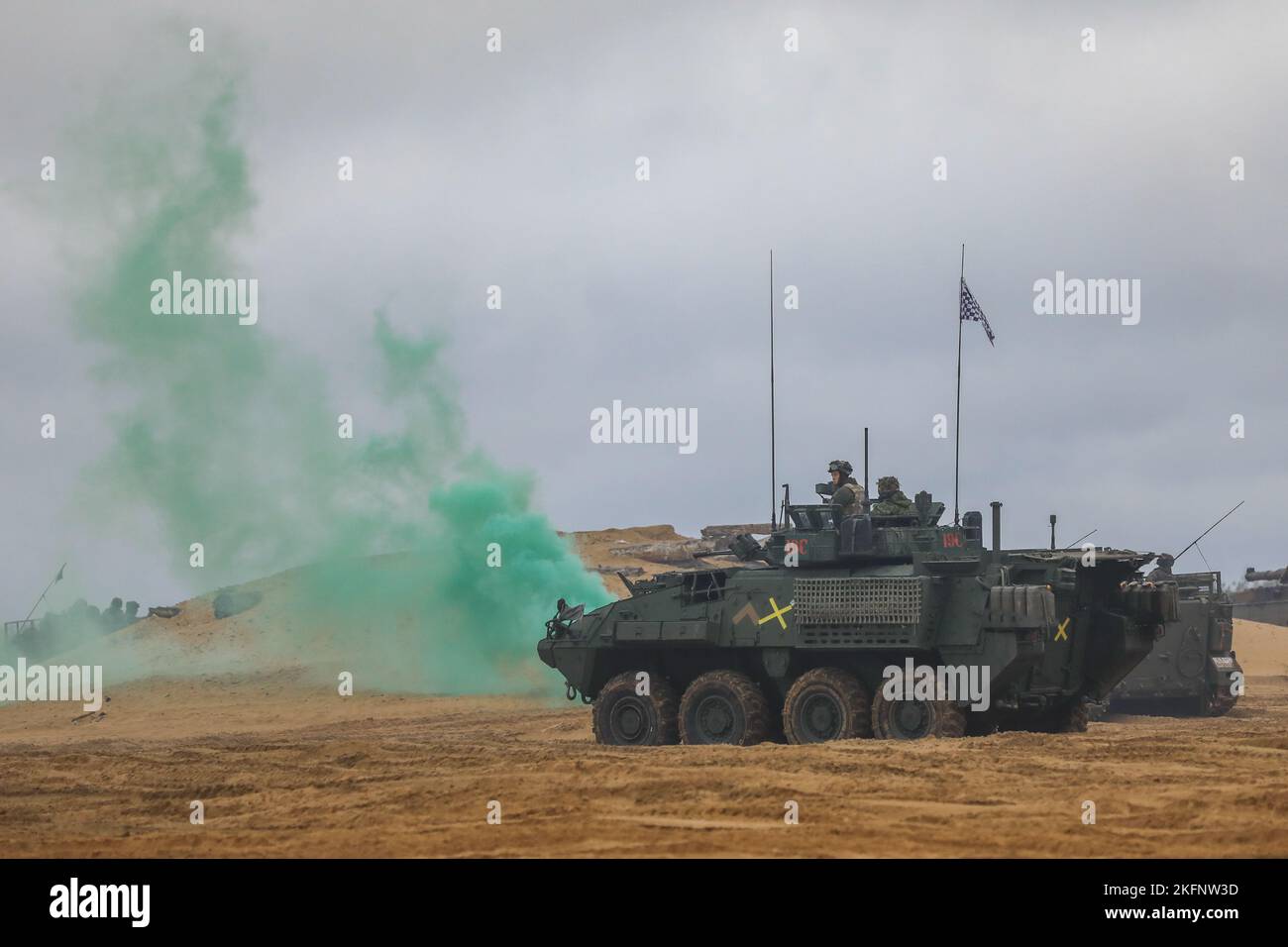 Un véhicule du groupement tactique de présence avancée renforcée de l'OTAN fournit un tir direct dans le cadre d'une démonstration de tir en direct lors de la clôture de l'exercice Silver Arrow 2022 à Camp Adazi, en Lettonie, le 29 septembre 2022. De nombreux alliés de l'OTAN travaillent fièrement aux côtés de la 1st Division d'infanterie et des partenaires de sécurité régionaux pour fournir des forces crédibles au combat au V corps, le corps de déploiement avancé des États-Unis en Europe. Banque D'Images