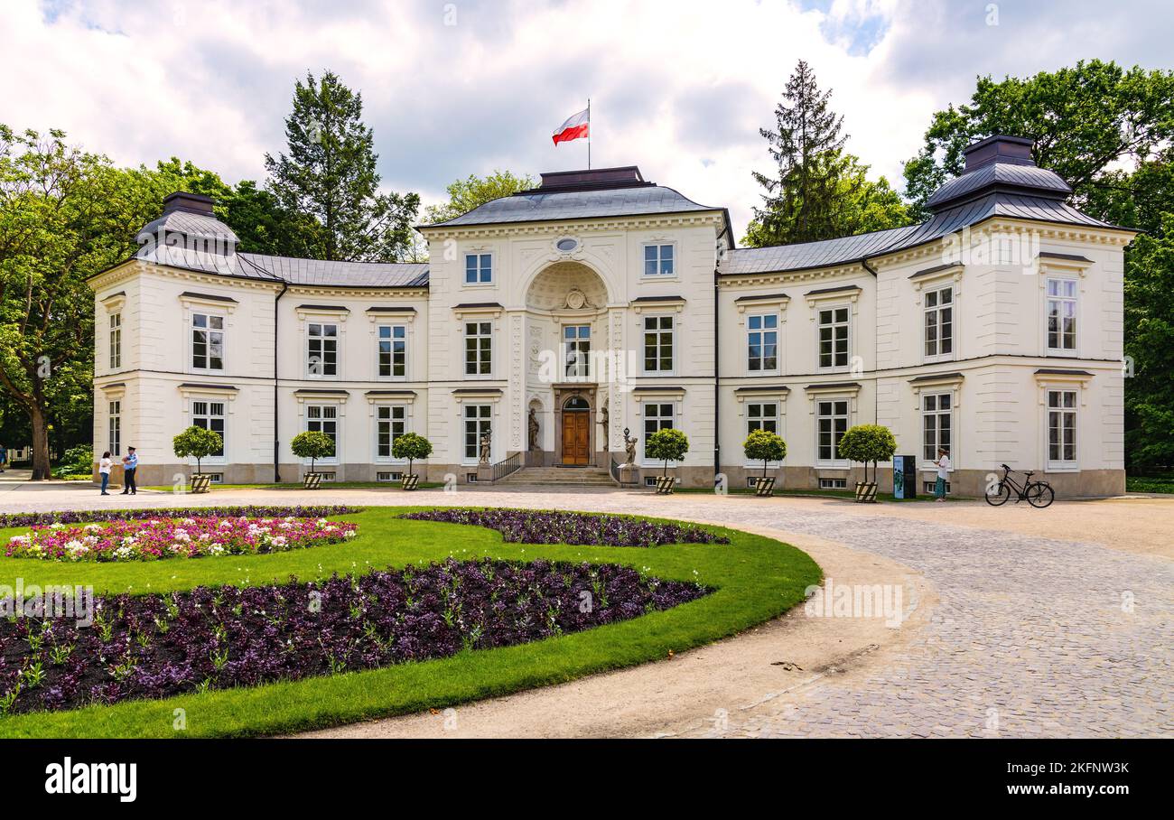 Varsovie, Pologne - 10 juin 2022 : rococo historique et palais néoclassique de Myslewicki dans les bains royaux Lazienki Klolewskie parc dans le quartier d'Ujazdow Banque D'Images
