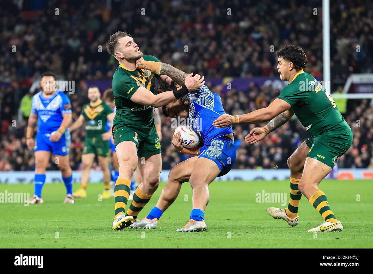 Manchester, Royaume-Uni. 19th novembre 2022. Brian To'o of Samoa est attaqué par Angus Crichton d'Australie lors de la coupe du monde de rugby 2021 finale Australie contre Samoa à Old Trafford, Manchester, Royaume-Uni, 19th novembre 2022 (photo de Mark Cosgrove/News Images) à Manchester, Royaume-Uni, le 11/19/2022. (Photo de Mark Cosgrove/News Images/Sipa USA) crédit: SIPA USA/Alay Live News Banque D'Images