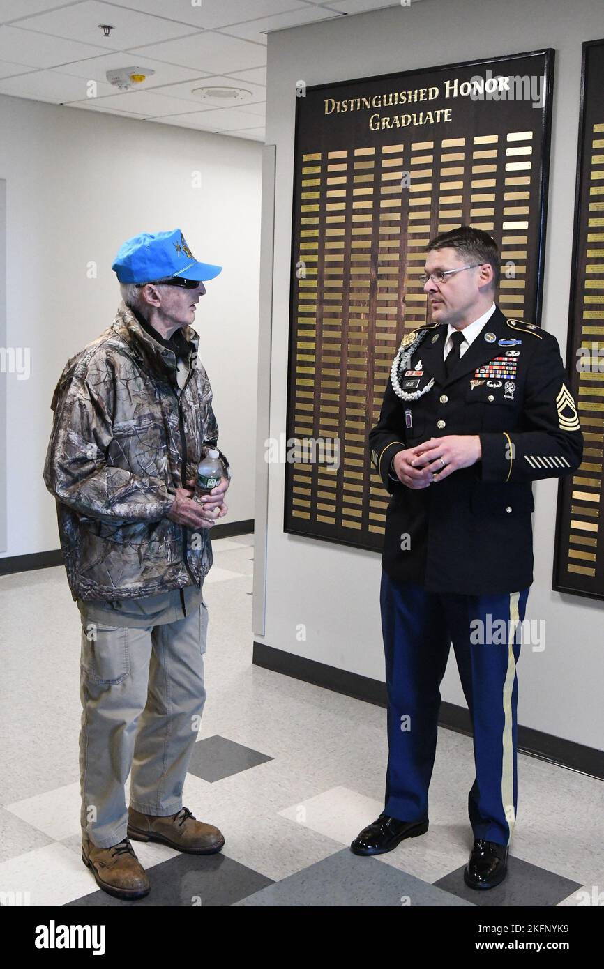 Sgt. Maître Daniel Fields, commandant adjoint du Sgt de commandement. Le Maj. Southern “Buddy” Hewitt non commissionné Officer Academy, offre une visite de la NCOA à Hilton Lapow, qui a été invité à assister à la remise des diplômes du cours de base pour les chefs le 29 septembre et à parler aux soldats. Labow est un ancien combattant de la Seconde Guerre mondiale de la Division des montagnes de 10th, originaire de Hailesboro, dans le comté de Saint-Laurent. (Photo de Mike Strasser, Affaires publiques de la garnison de fort Drum) Banque D'Images