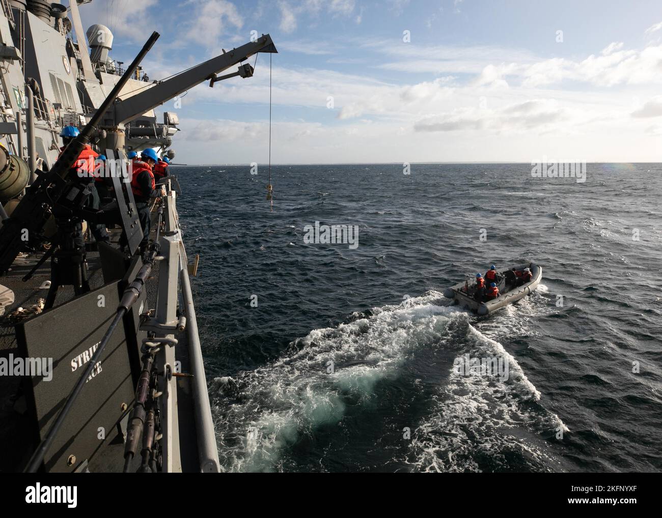 220929-N-DE439-1156 OCÉAN ATLANTIQUE (SEPT 29, 2022) Un bateau gonflable à coque rigide part du destroyer à missile guidé de classe Arleigh Burke USS Arleigh Burke (DDG 51), le 29 septembre 2022. Arleigh Burke est en cours de déploiement prévu dans la zone d'opérations de la Naval Forces Europe des États-Unis, employée par la U.S. Sixth Fleet pour défendre les intérêts américains, alliés et partenaires. Banque D'Images