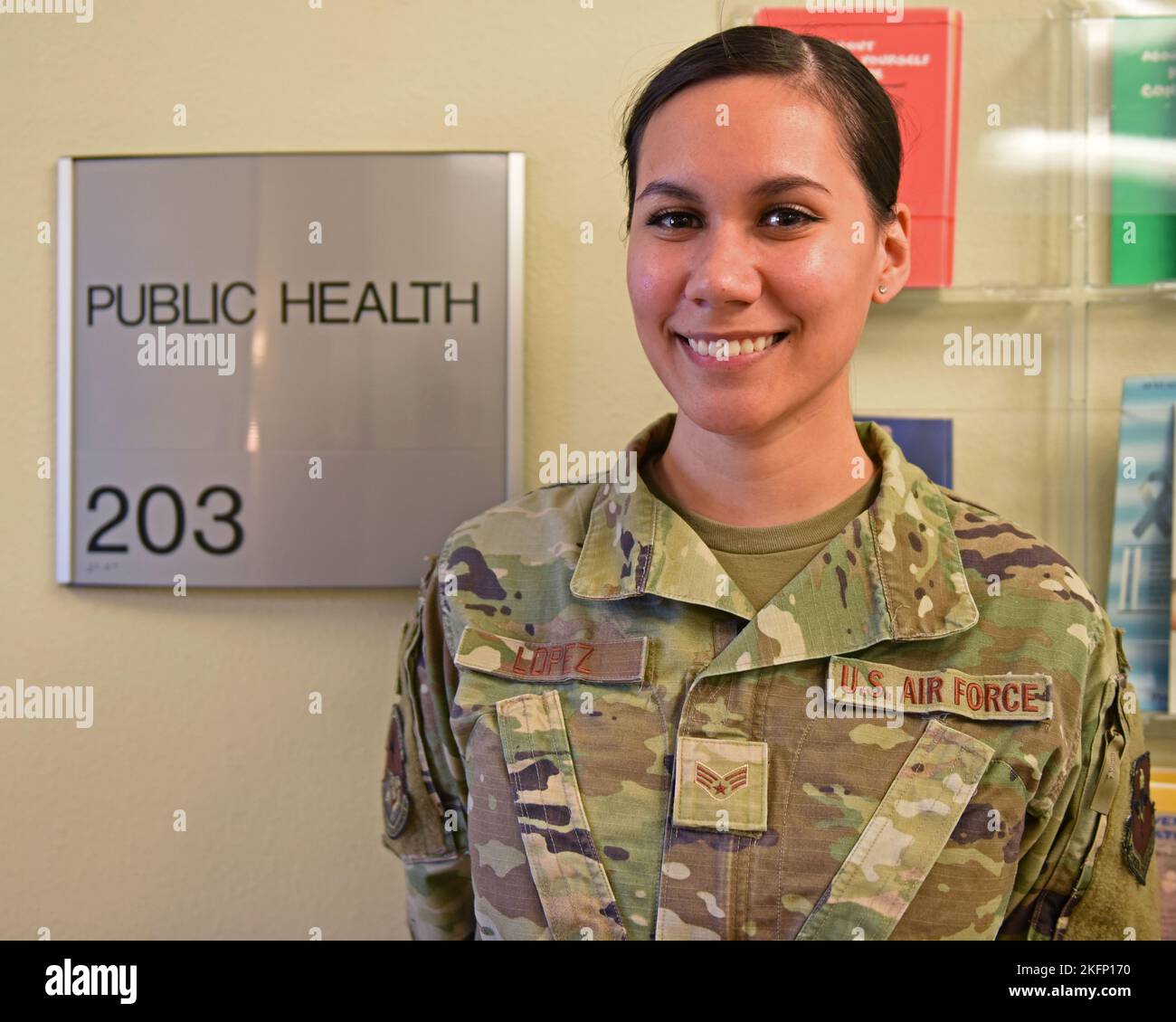 Le premier Airman de la Force aérienne des États-Unis Jennifer Lopez, technicien en santé publique de l'escadron de préparation médicale opérationnelle 17th, se trouve près du panneau de santé publique à la clinique Ross, base aérienne de Goodfellow, le 29 septembre 2022. Le SRMO de 17th est chargé des inspections alimentaires, des tests auditifs et de l'analyse des tendances des maladies afin d'assurer la santé de tous les membres de l'escadre d'entraînement de 17th. Banque D'Images