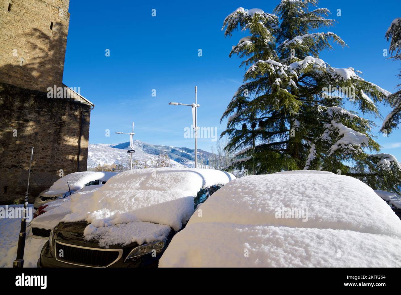 Voitures enneigées à Jaca, province de Huesca, Pyrénées en Espagne. Banque D'Images