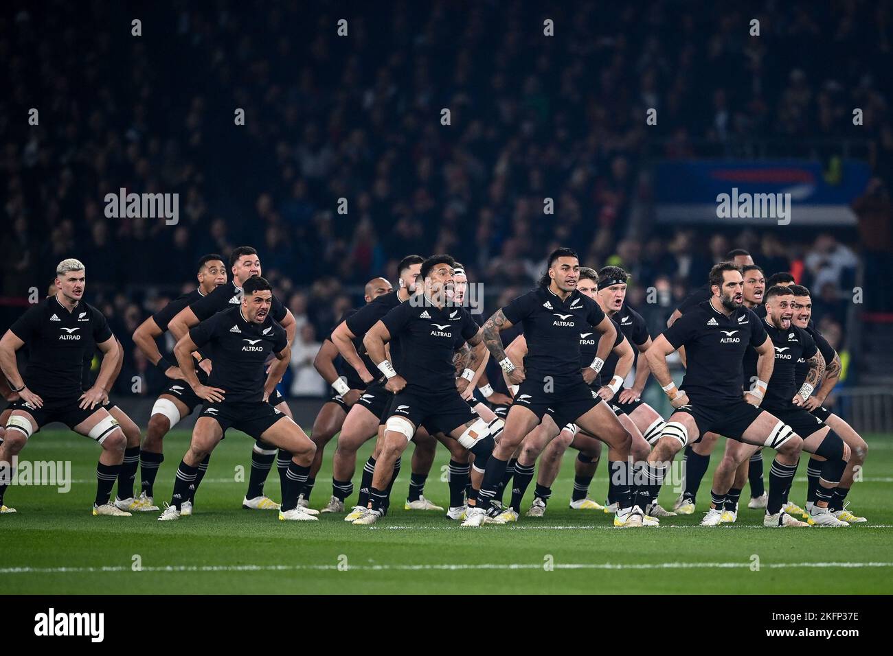 La Nouvelle-Zélande exécute le Haka avant l'automne international match Angleterre contre Nouvelle-Zélande au stade de Twickenham, Twickenham, Royaume-Uni, 19th novembre 2022 (photo de Craig Thomas/News Images) Banque D'Images