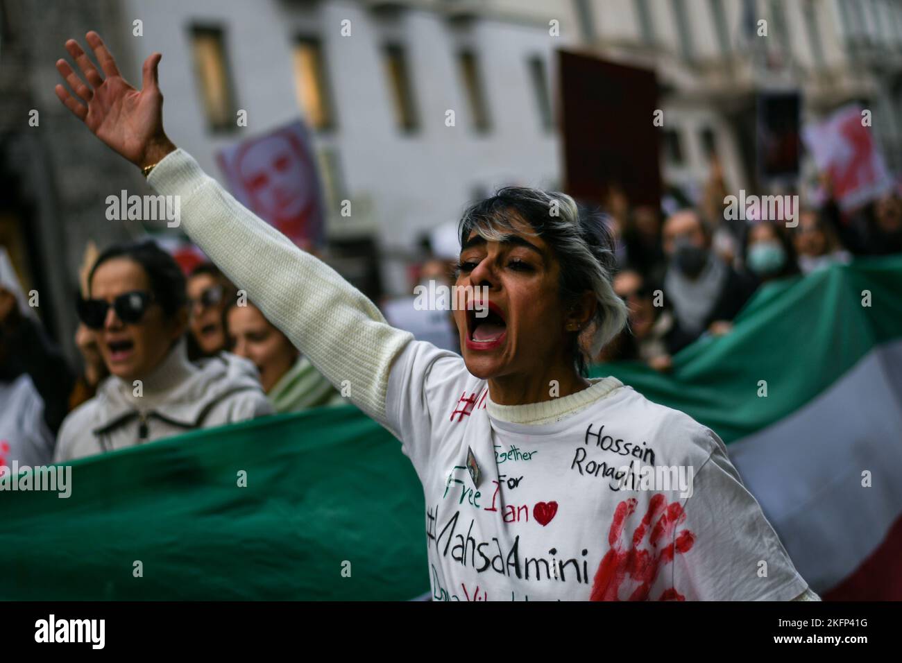 Milan, Italie - 19 novembre 2022: Des gens se rassemblent pour soutenir le peuple iranien et la protestation mondiale à la suite de la mort de Mahsa Amini, 22 ans, est morte sur 16 septembre, à la suite de son arrestation par la police morale iranienne pour avoir prétendument enfreint le code vestimentaire pour les femmes. Banque D'Images