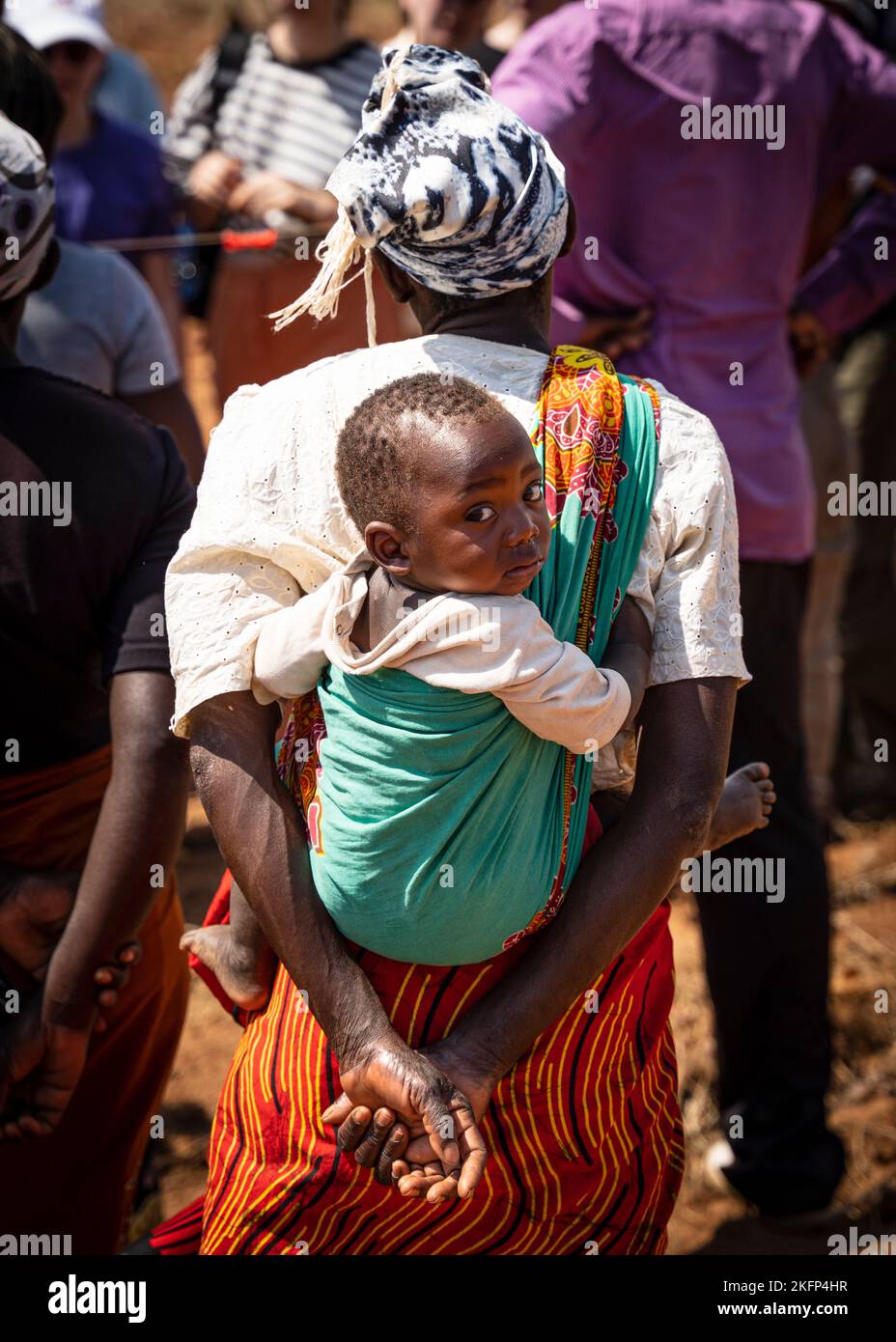 Bébé dans un harnais sur le dos de la mère dans le Malawi rural Banque D'Images