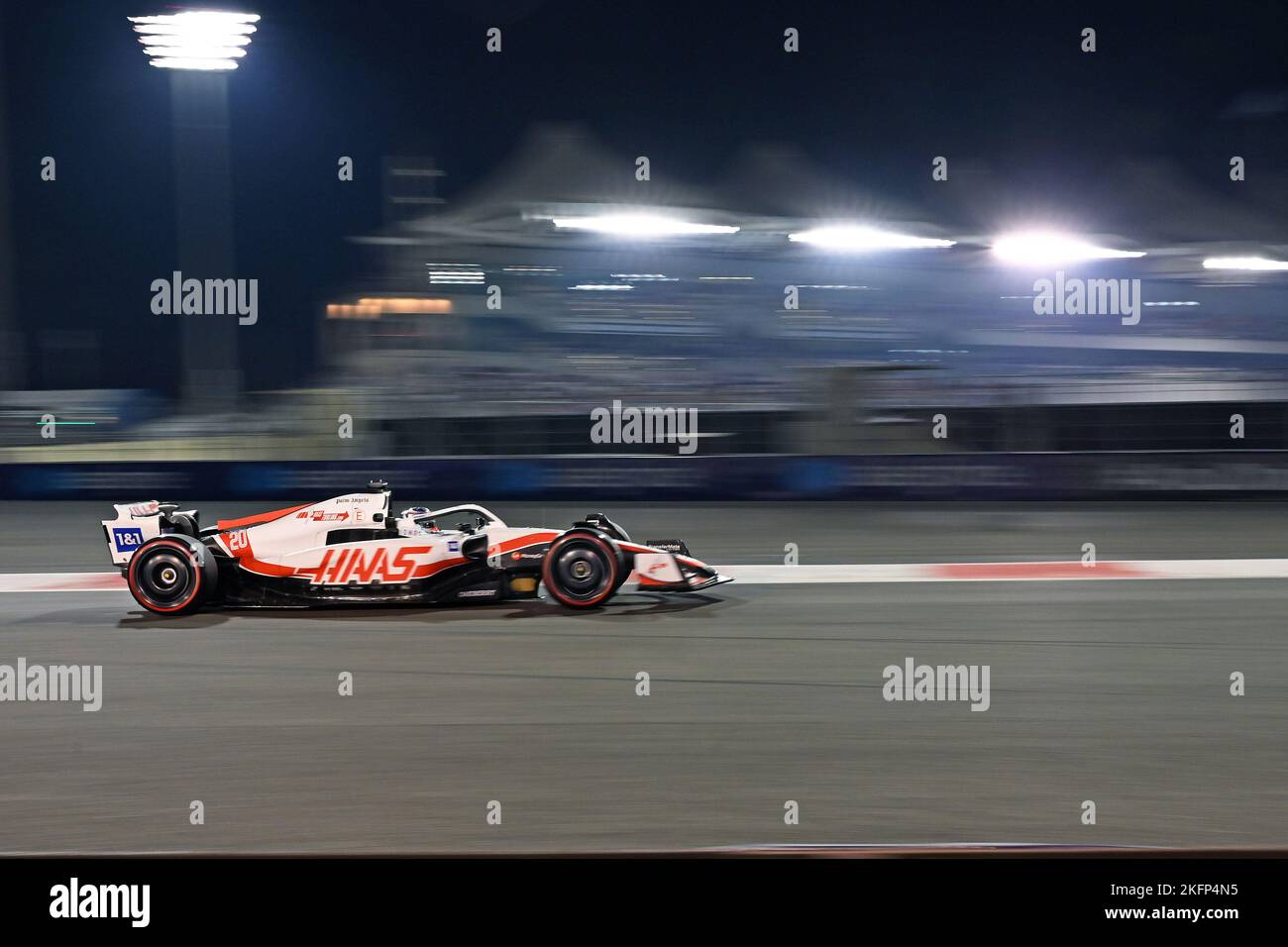19th novembre 2022 ; circuit Yas Marina, île Yas, Abu Dhabi ; Kevin Magnussen (DEN) Haas F1 VF-22 Ferrari, lors des qualifications au Grand Prix d'Abu Dhabi F1 Banque D'Images
