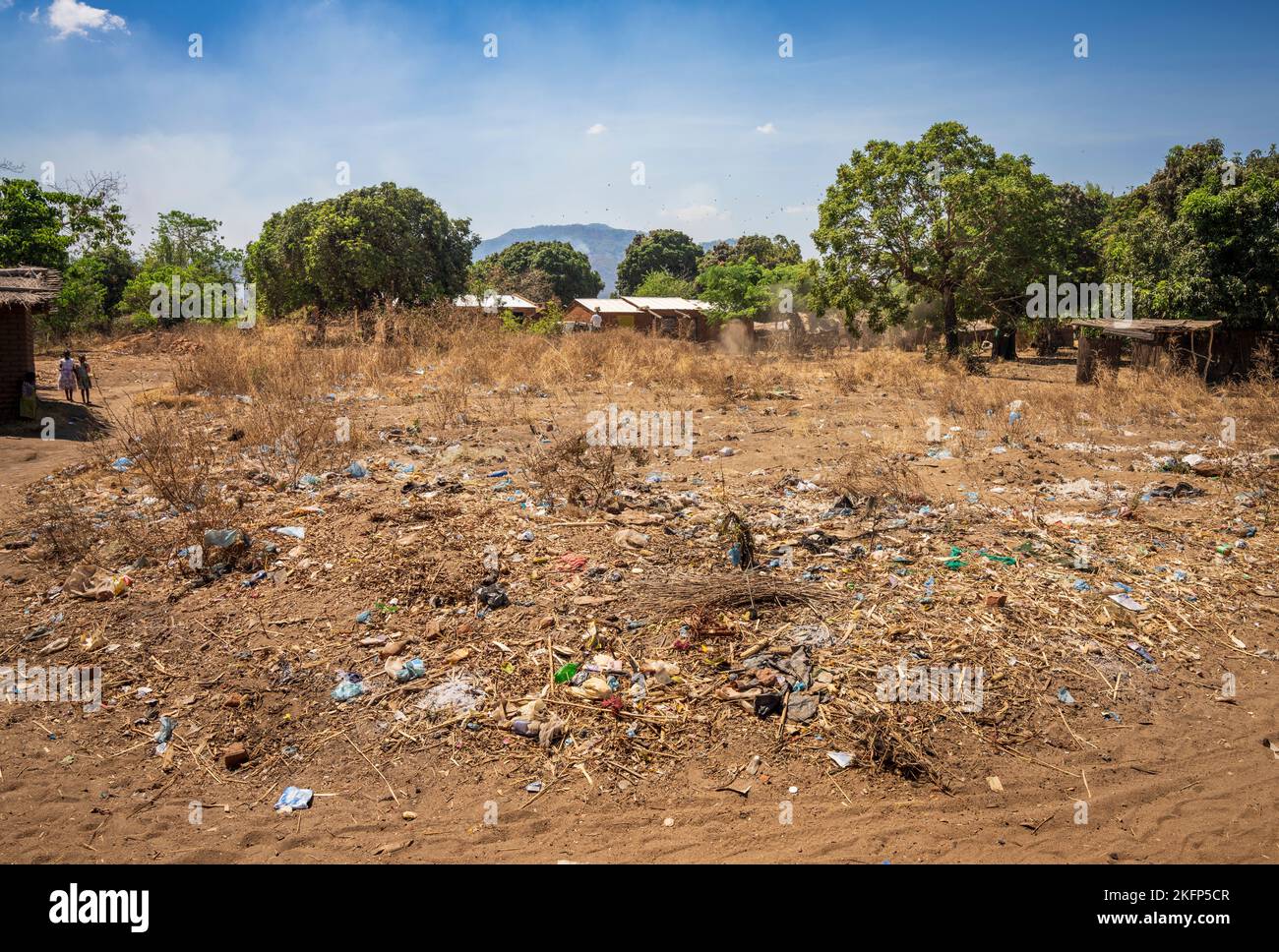 Déchets de plastique / litière au bord de la route dans un village rural du Malawi Banque D'Images