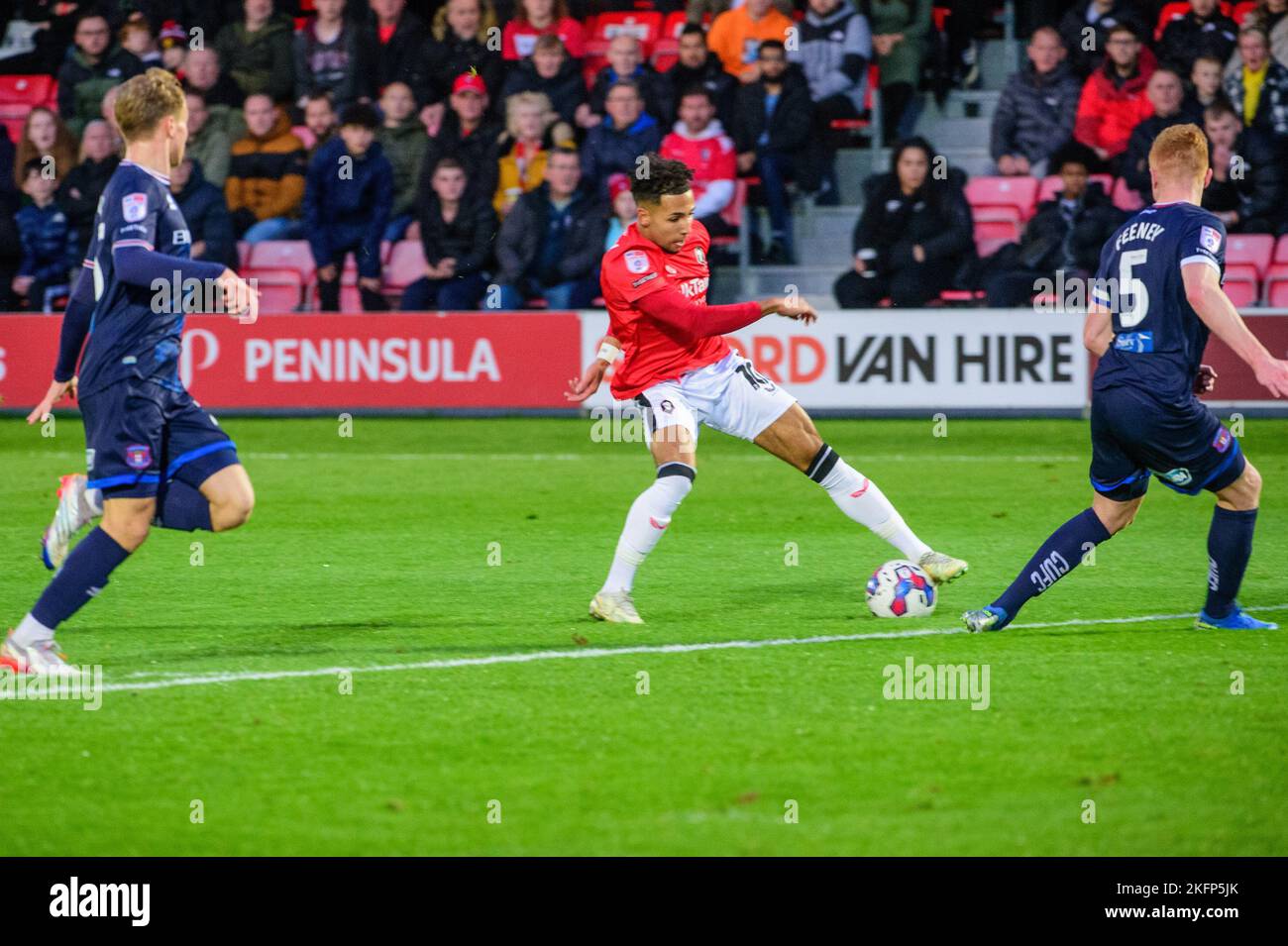 Odin Bailey de Salford City les mauvais pieds Morgan Feeney de Carlisle United lors du match Sky Bet League 2 entre Salford City et Carlisle United à Moor Lane, Salford, le samedi 19th novembre 2022. (Credit: Ian Charles | MI News) Credit: MI News & Sport /Alay Live News Banque D'Images