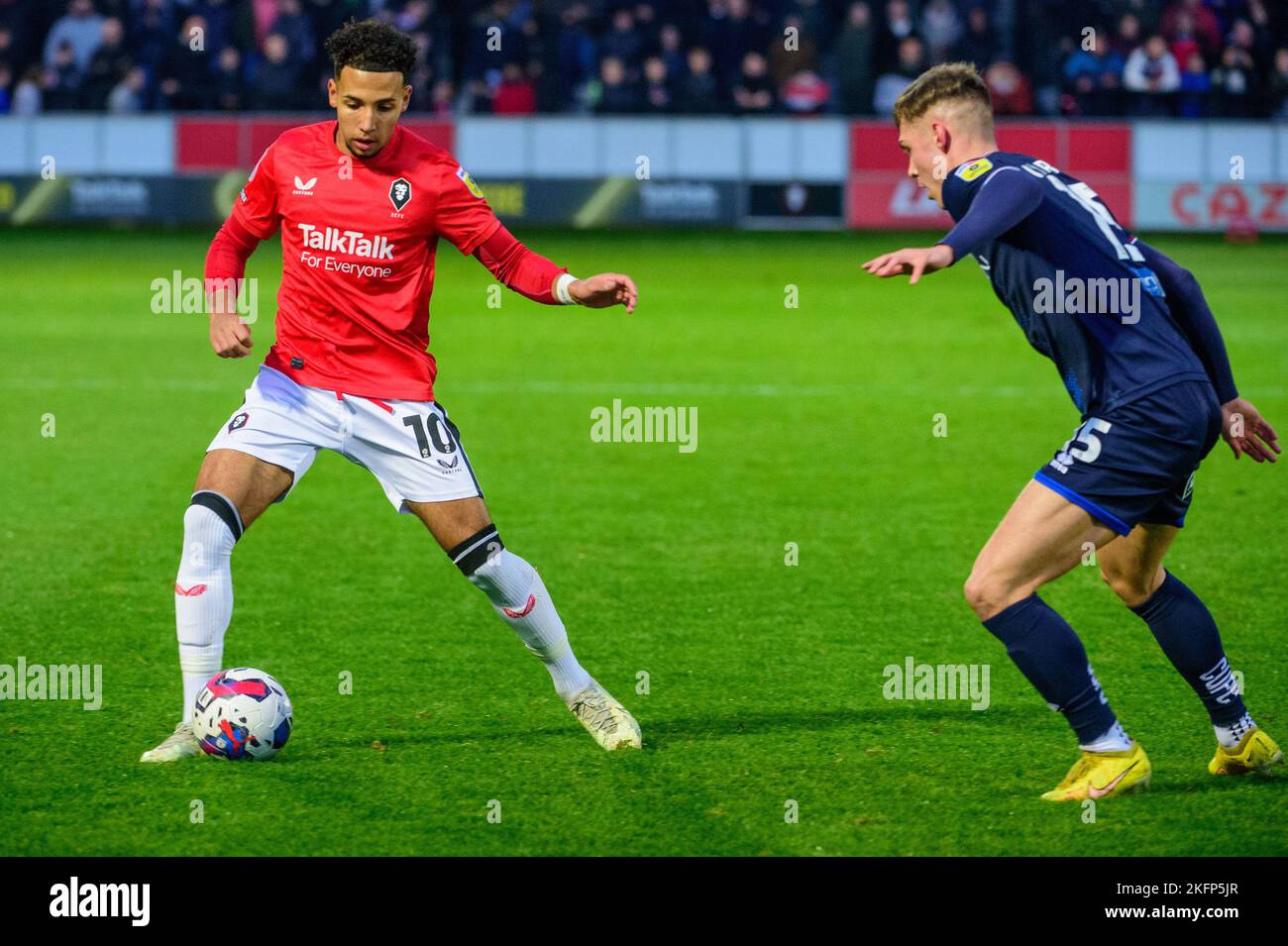 Odin Bailey de Salford City sous la pression de Taylor Charters de Carlisle United lors du match Sky Bet League 2 entre Salford City et Carlisle United à Moor Lane, Salford, le samedi 19th novembre 2022. (Credit: Ian Charles | MI News) Credit: MI News & Sport /Alay Live News Banque D'Images