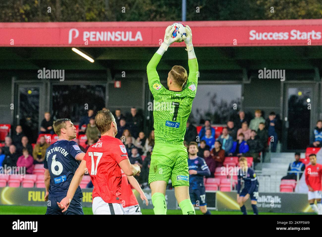 Tomáš Holý de Carlisle United fait une économie lors du match Sky Bet League 2 entre Salford City et Carlisle United à Moor Lane, Salford, le samedi 19th novembre 2022. (Credit: Ian Charles | MI News) Credit: MI News & Sport /Alay Live News Banque D'Images