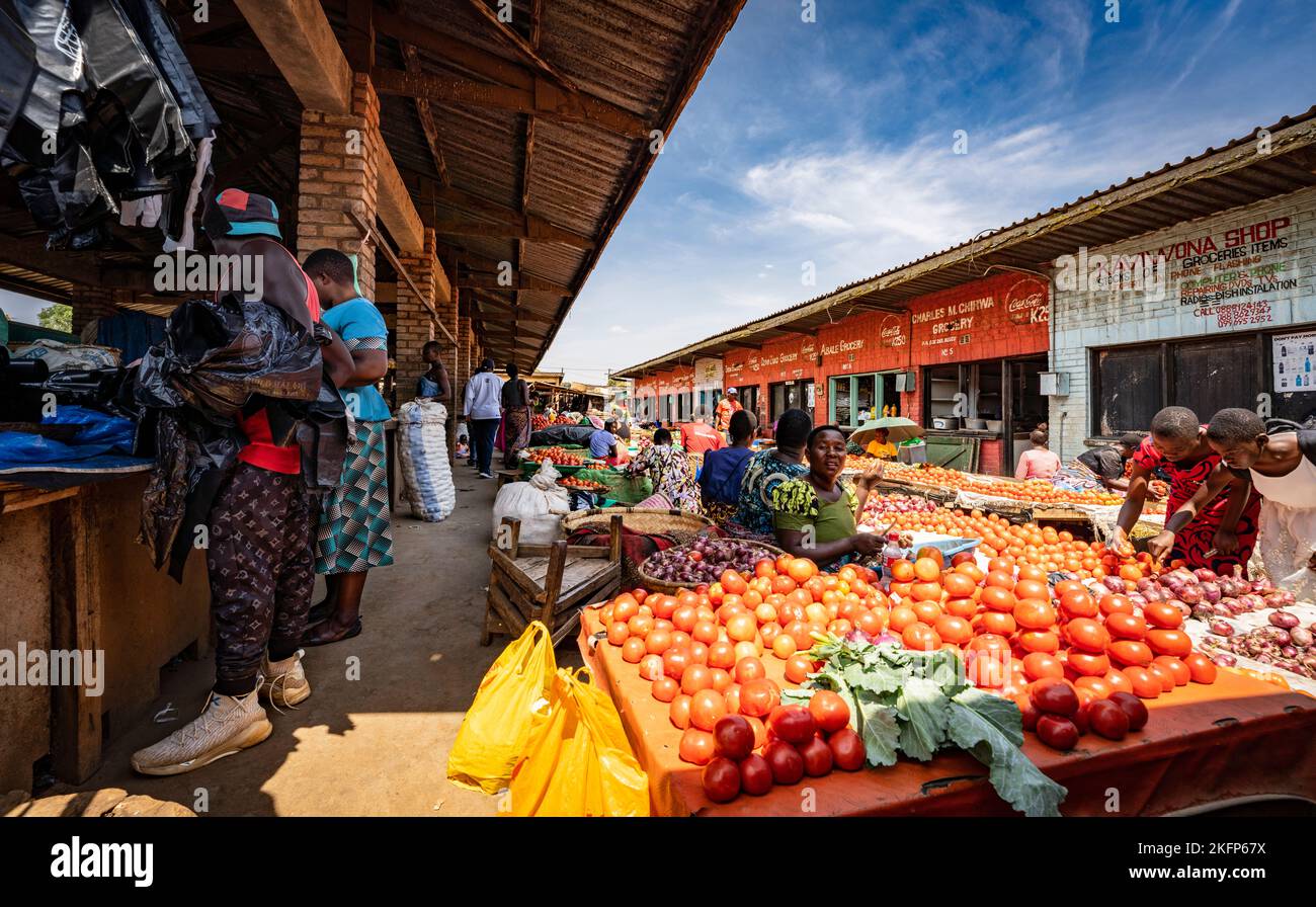 Tomates et légumes frais en vente sur le marché de Mzuzu, Malawi Banque D'Images