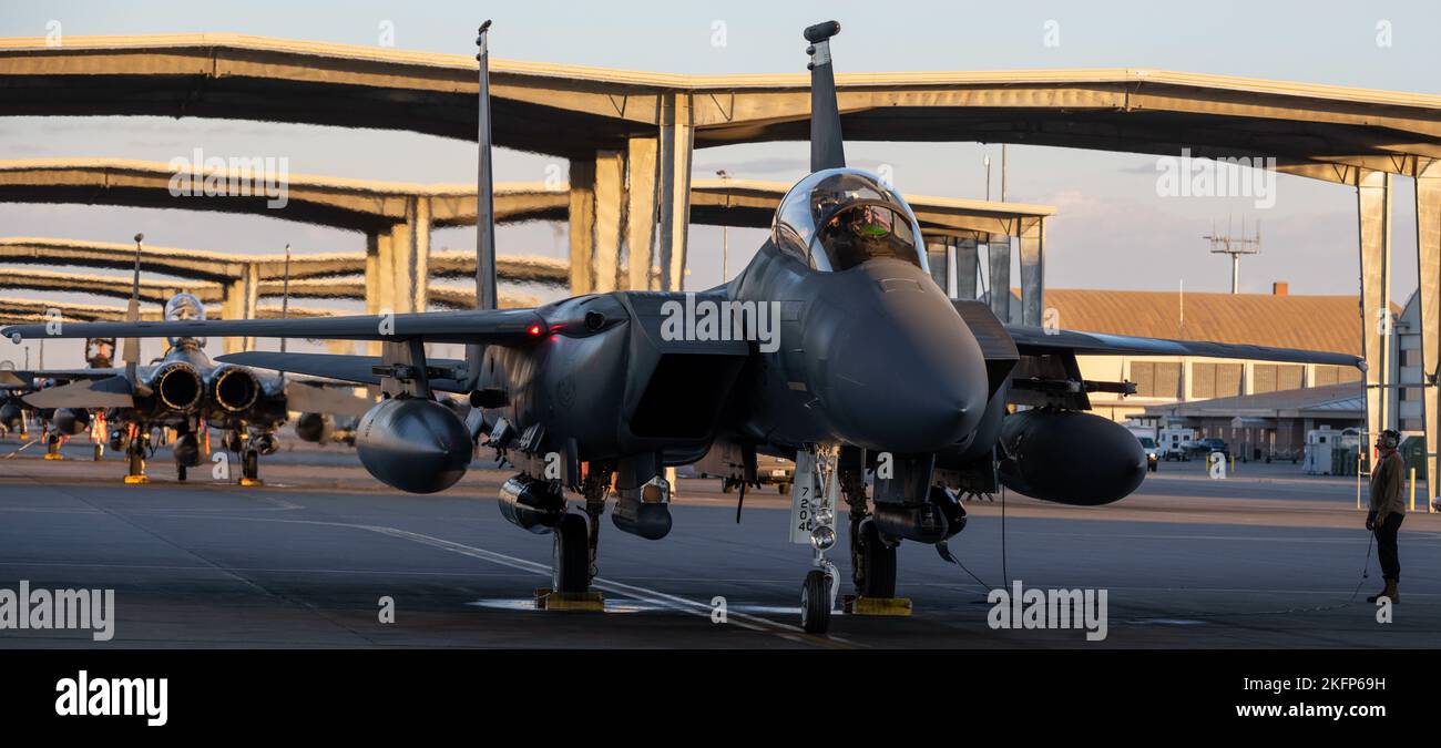 Les aviateurs de la U.S. Air Force effectuent une inspection avant vol sur un F-15E Strike Eagle à la base aérienne de Mountain Home, Idaho, le 29 septembre 2022. Le F-15E Strike Eagle est capable d'effectuer des missions air-air et air-sol. Banque D'Images
