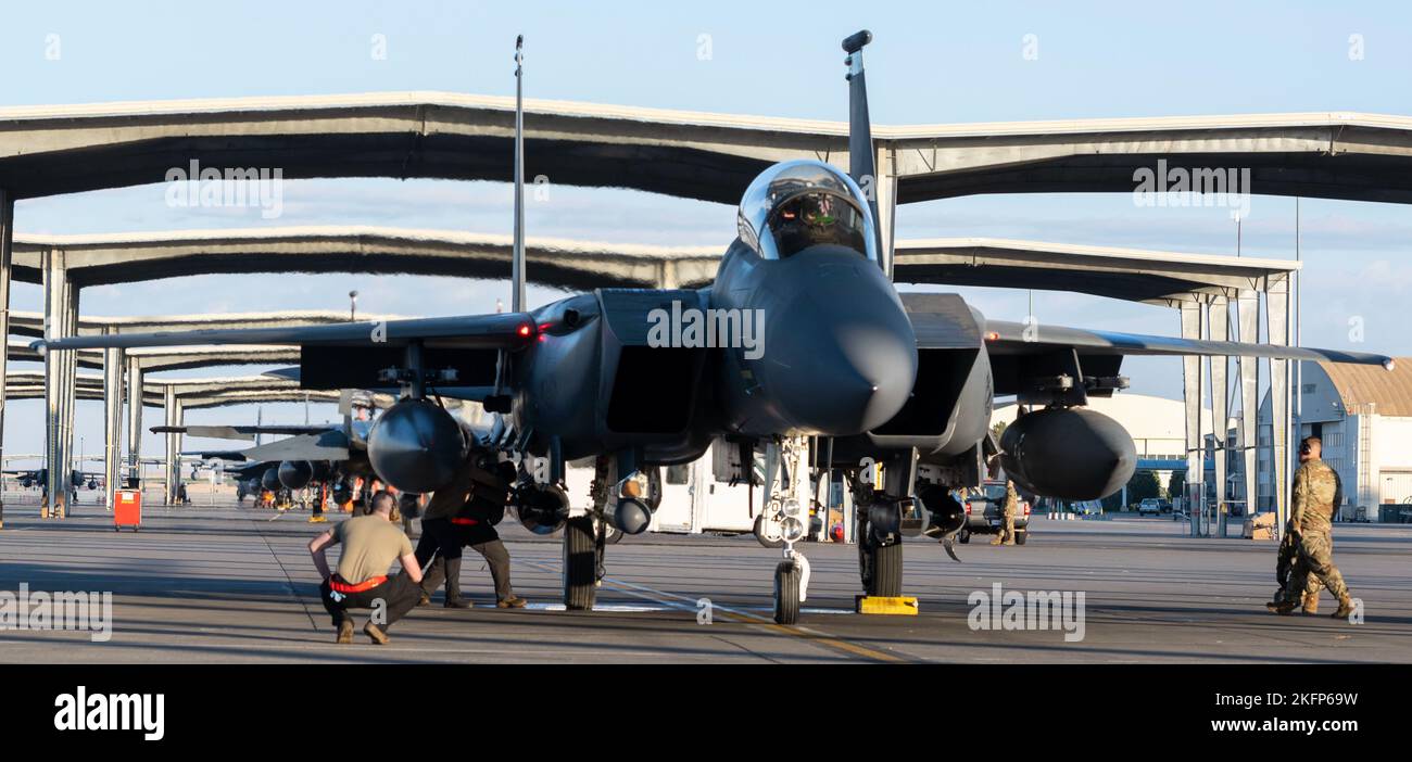 Les aviateurs de la U.S. Air Force effectuent une inspection avant vol sur un F-15E Strike Eagle à la base aérienne de Mountain Home, Idaho, le 29 septembre 2022. Le F-15E Strike Eagle est capable d'effectuer des missions air-air et air-sol. Banque D'Images