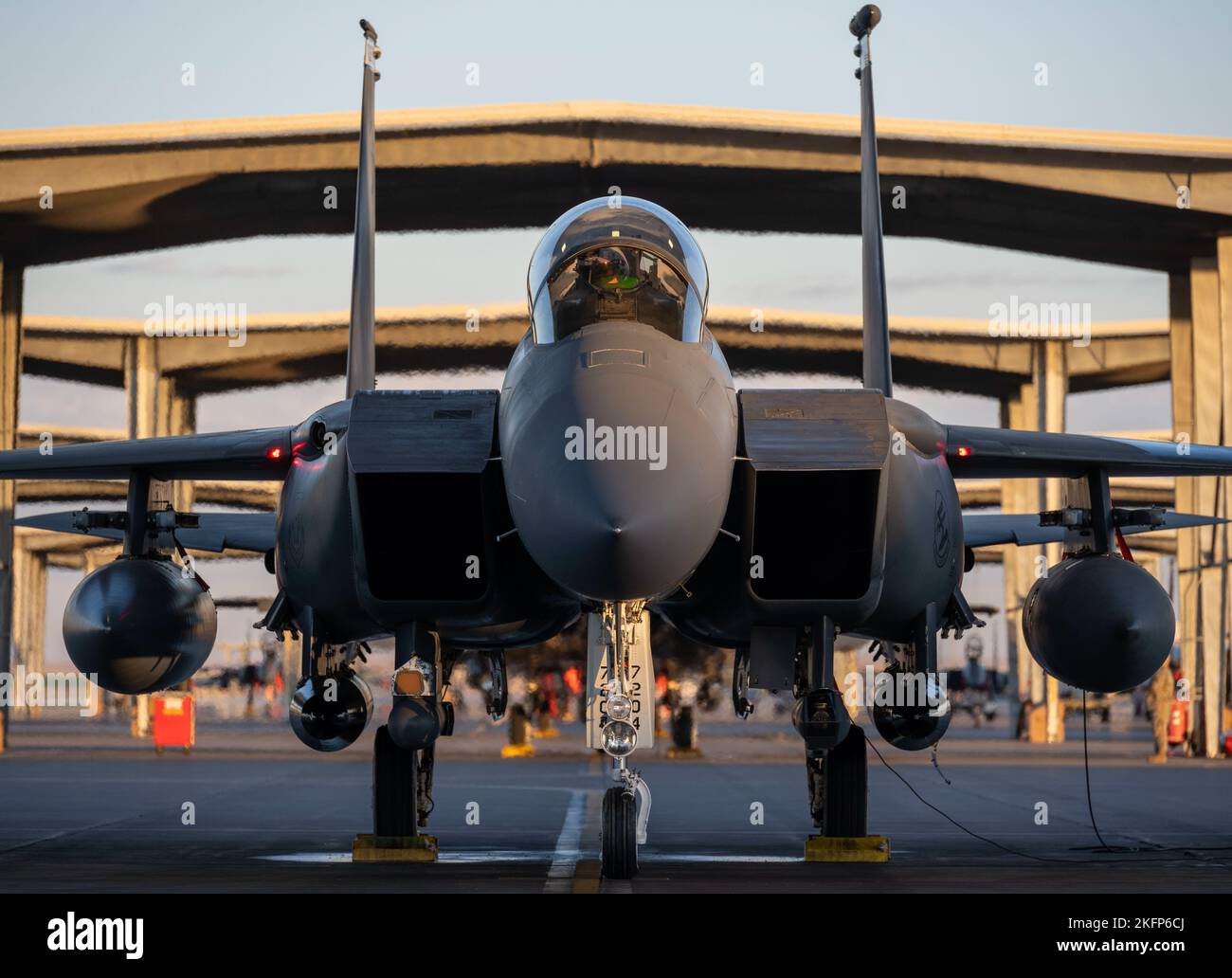 Les aviateurs de la U.S. Air Force effectuent une inspection avant vol sur un F-15E Strike Eagle à la base aérienne de Mountain Home, Idaho, le 29 septembre 2022. Le F-15E Strike Eagle est capable d'effectuer des missions air-air et air-sol. Banque D'Images