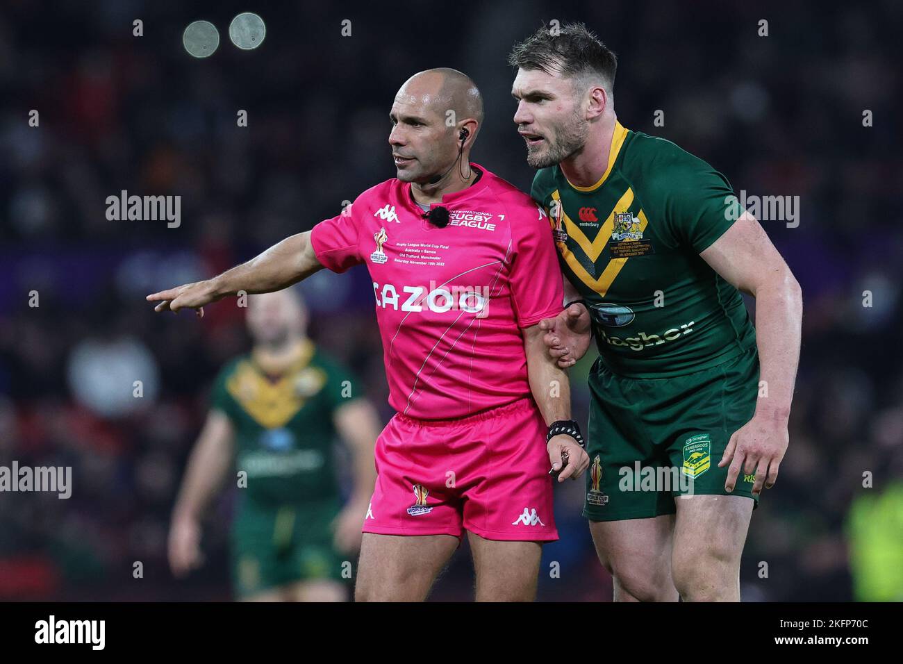 Manchester, Royaume-Uni. 19th novembre 2022. Angus Crichton, d'Australie, parle à l'arbitre Ashley Klein lors de la finale 2021 de la Ligue de rugby, Australie contre Samoa à Old Trafford, Manchester, Royaume-Uni, 19th novembre 2022 (photo de Mark Cosgrove/News Images) à Manchester, Royaume-Uni, le 11/19/2022. (Photo de Mark Cosgrove/News Images/Sipa USA) crédit: SIPA USA/Alay Live News Banque D'Images