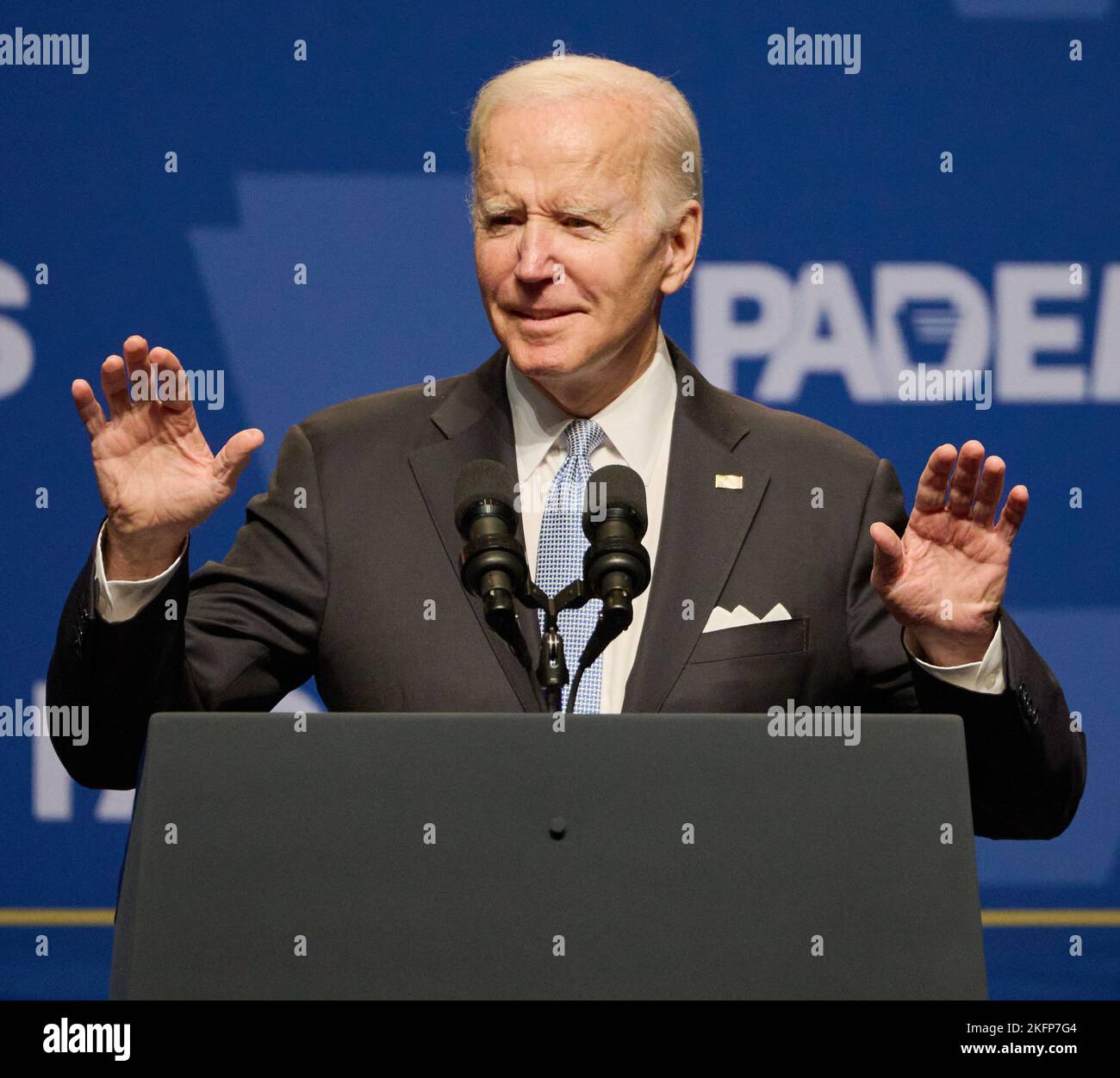 PHILADELPHIE, PA, États-Unis - 28 OCTOBRE 2022 : le président Joe Biden s'exprime au dîner de l'indépendance du Parti démocratique de Pennsylvanie. Banque D'Images