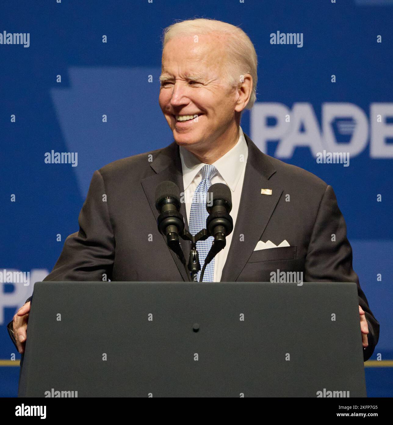 PHILADELPHIE, PA, États-Unis - 28 OCTOBRE 2022 : le président Joe Biden s'exprime au dîner de l'indépendance du Parti démocratique de Pennsylvanie. Banque D'Images