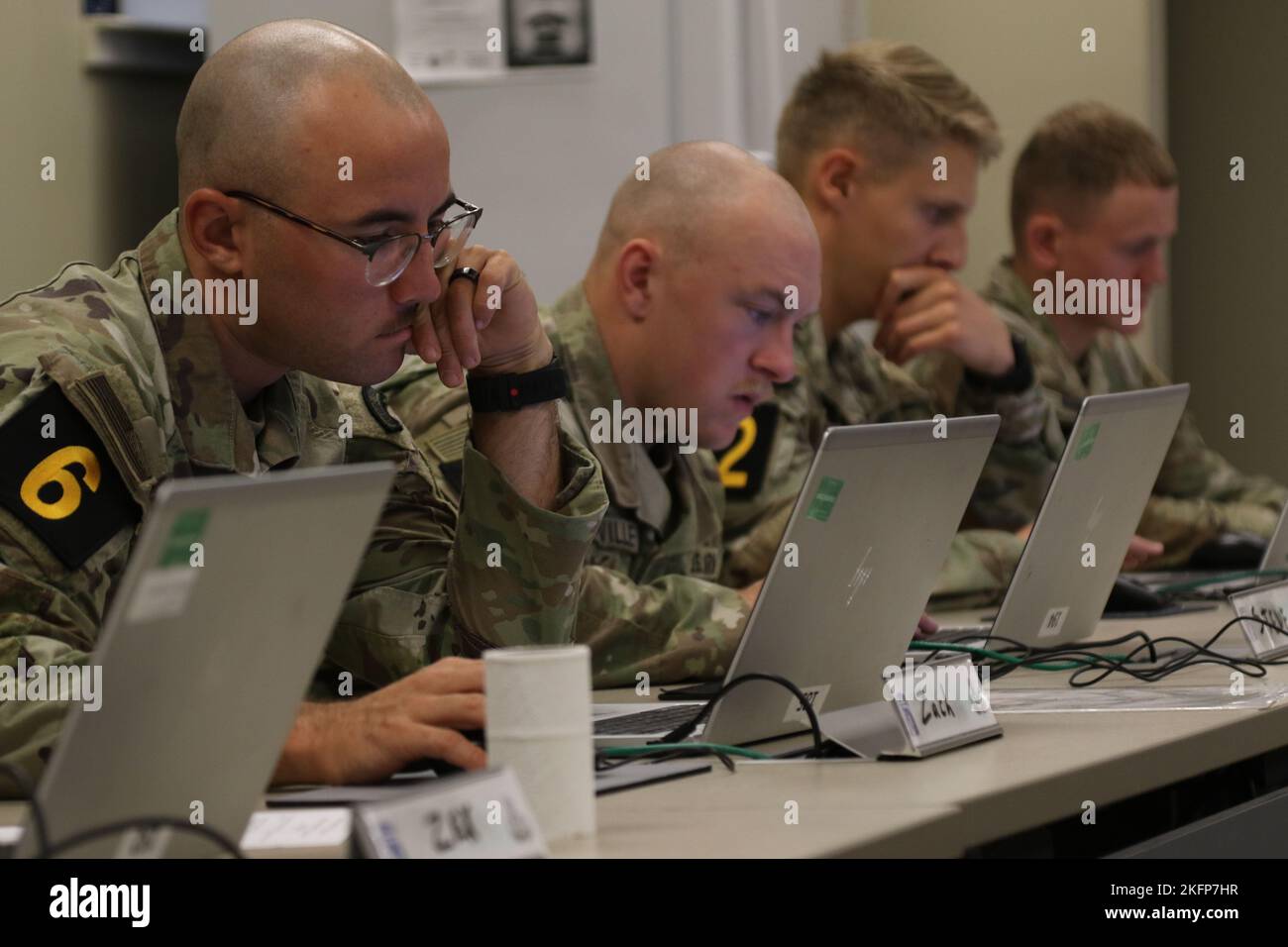 Les soldats américains participant à la compétition de la meilleure armée terminent un essai écrit à fort Bragg, en Caroline du Nord, le 30 septembre 2022. La compétition Army Best Squad teste les soldats sur leur capacité individuelle et collective à s'adapter et à surmonter des scénarios difficiles et des événements de préparation au combat qui testent leur endurance physique et mentale, leurs capacités techniques et tactiques, et les compétences de base des guerriers sous le stress et la fatigue extrême. Banque D'Images