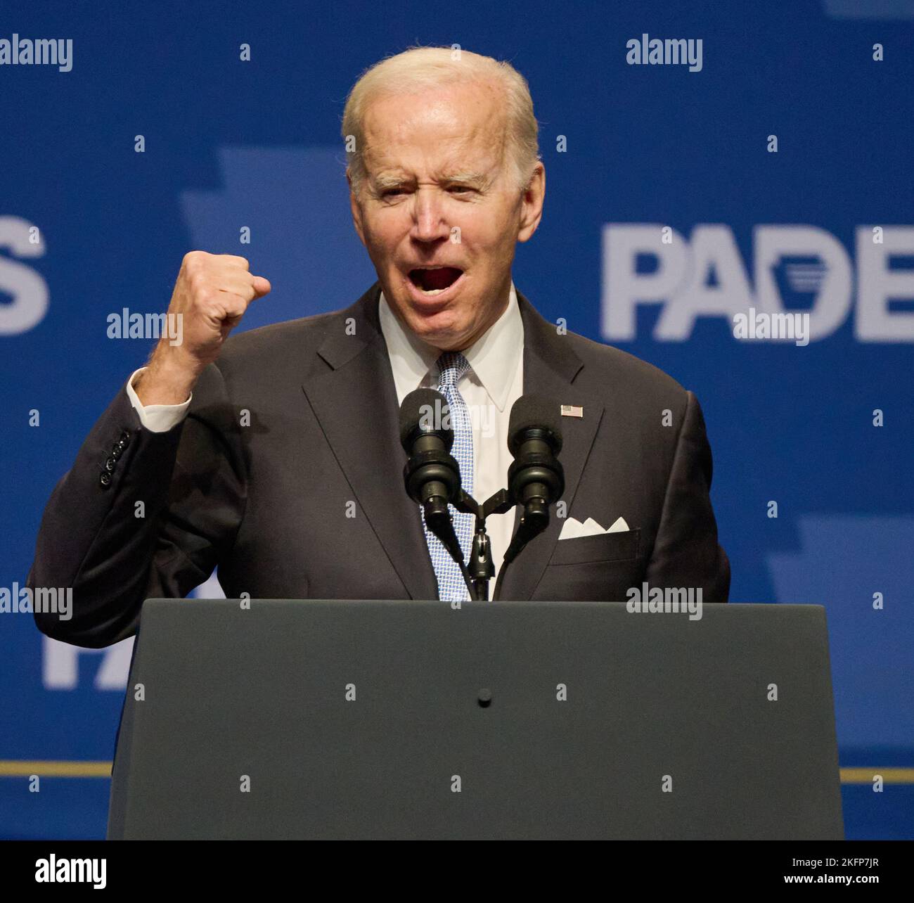 PHILADELPHIE, PA, États-Unis - 28 OCTOBRE 2022 : le président Joe Biden s'exprime au dîner de l'indépendance du Parti démocratique de Pennsylvanie. Banque D'Images