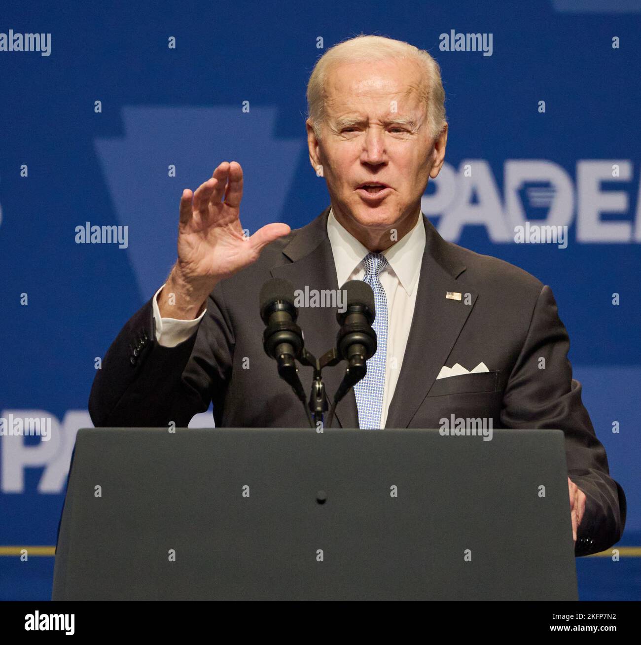 PHILADELPHIE, PA, États-Unis - 28 OCTOBRE 2022 : le président Joe Biden s'exprime au dîner de l'indépendance du Parti démocratique de Pennsylvanie. Banque D'Images