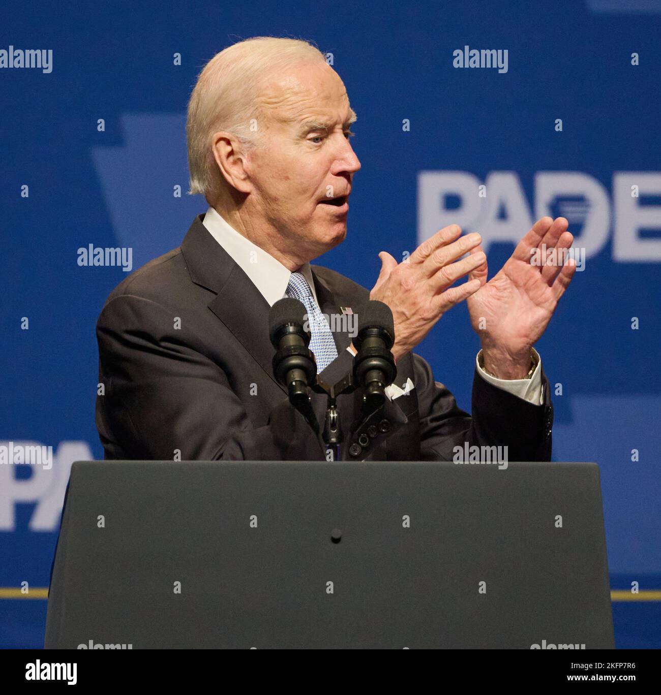 PHILADELPHIE, PA, États-Unis - 28 OCTOBRE 2022 : le président Joe Biden s'exprime au dîner de l'indépendance du Parti démocratique de Pennsylvanie. Banque D'Images