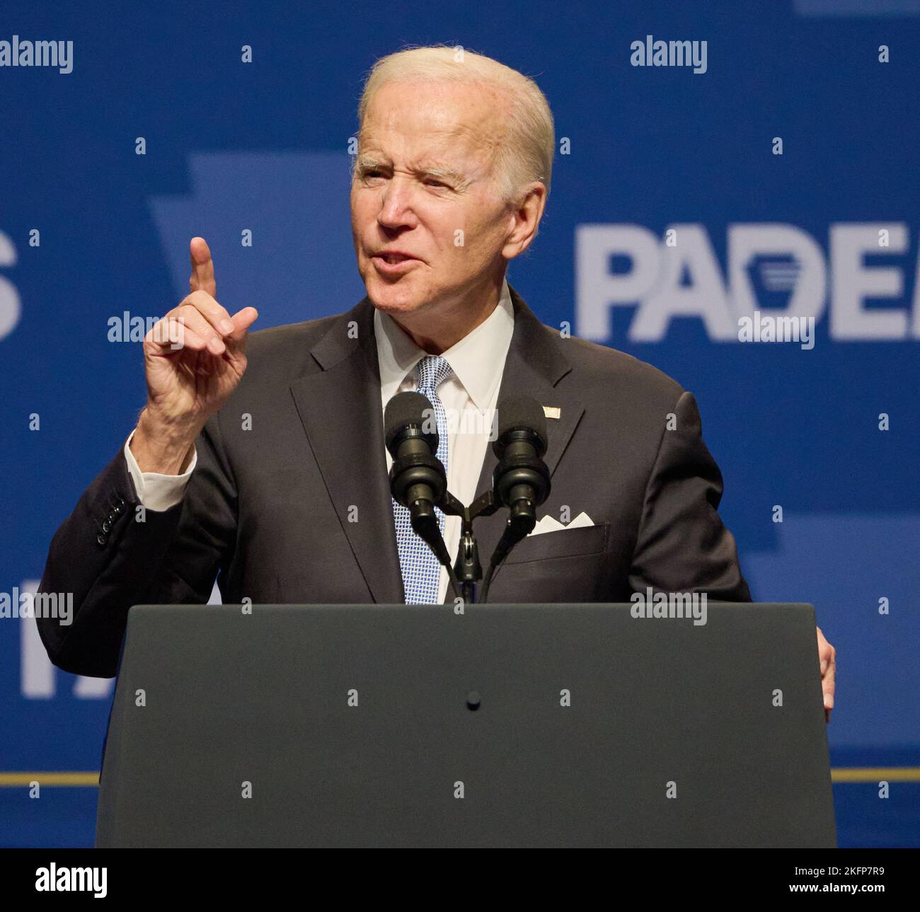 PHILADELPHIE, PA, États-Unis - 28 OCTOBRE 2022 : le président Joe Biden s'exprime au dîner de l'indépendance du Parti démocratique de Pennsylvanie. Banque D'Images