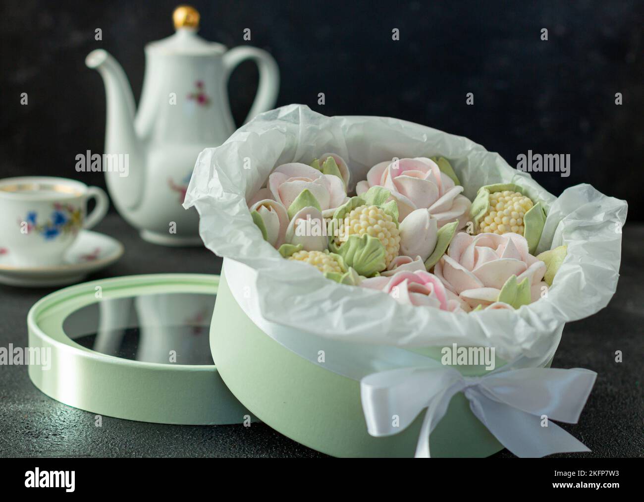 Un bouquet de fleurs de zephyr - guimauves dans une belle boîte sur fond sombre soirée thé fête Banque D'Images